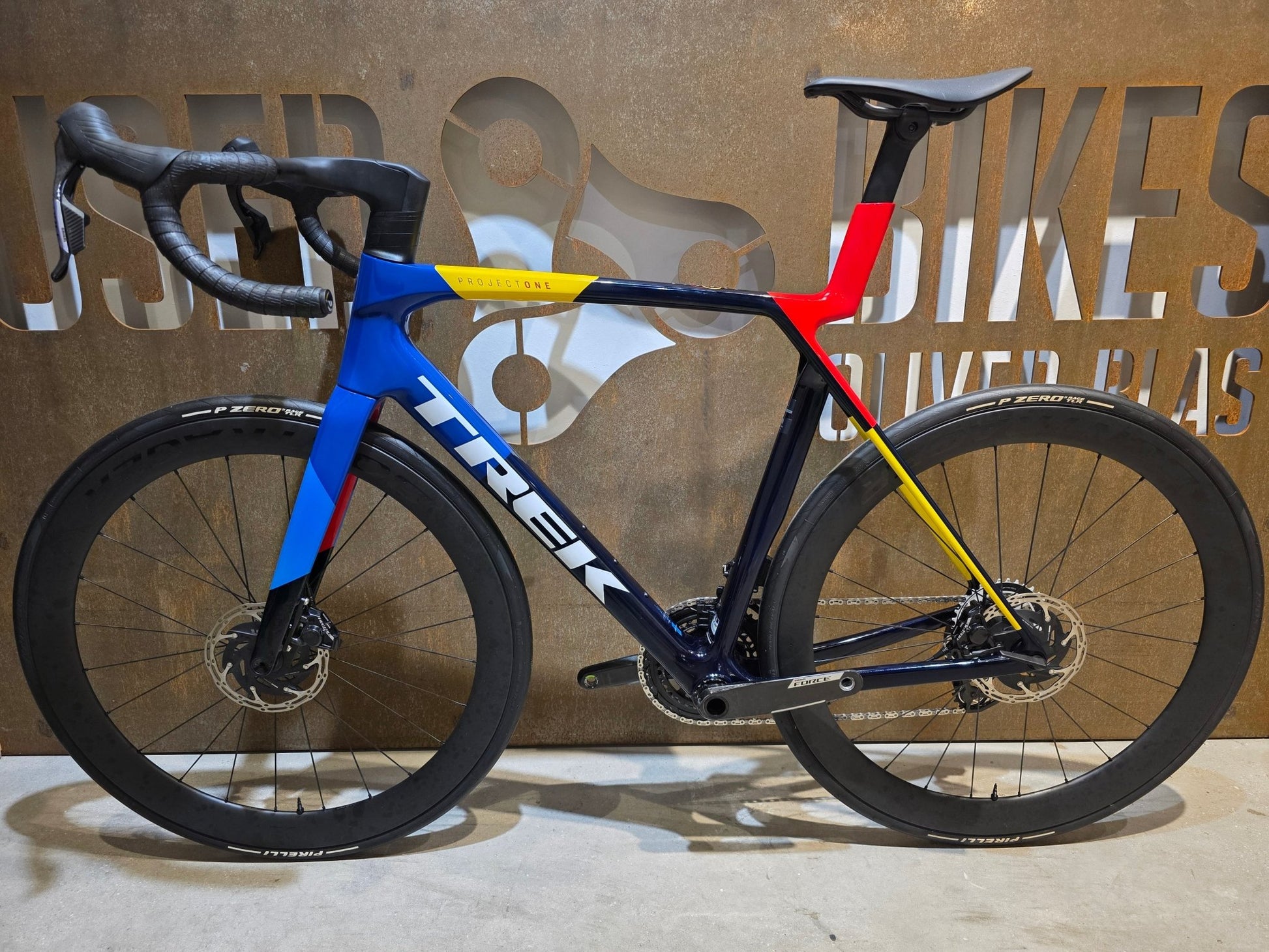 Rennrad von Trek, TREK MADONE SLR 7 AXS MY 2026 / TEAM REPLICA / L vor USEDBIKES - OB.DE Hintergrund