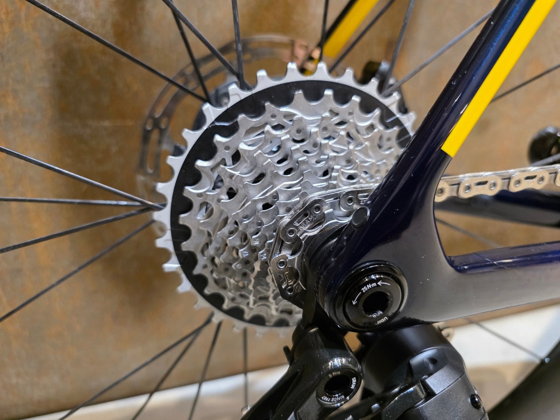 Rennrad von Trek, TREK MADONE SLR 7 AXS MY 2026 / TEAM REPLICA / L vor USEDBIKES - OB.DE Hintergrund