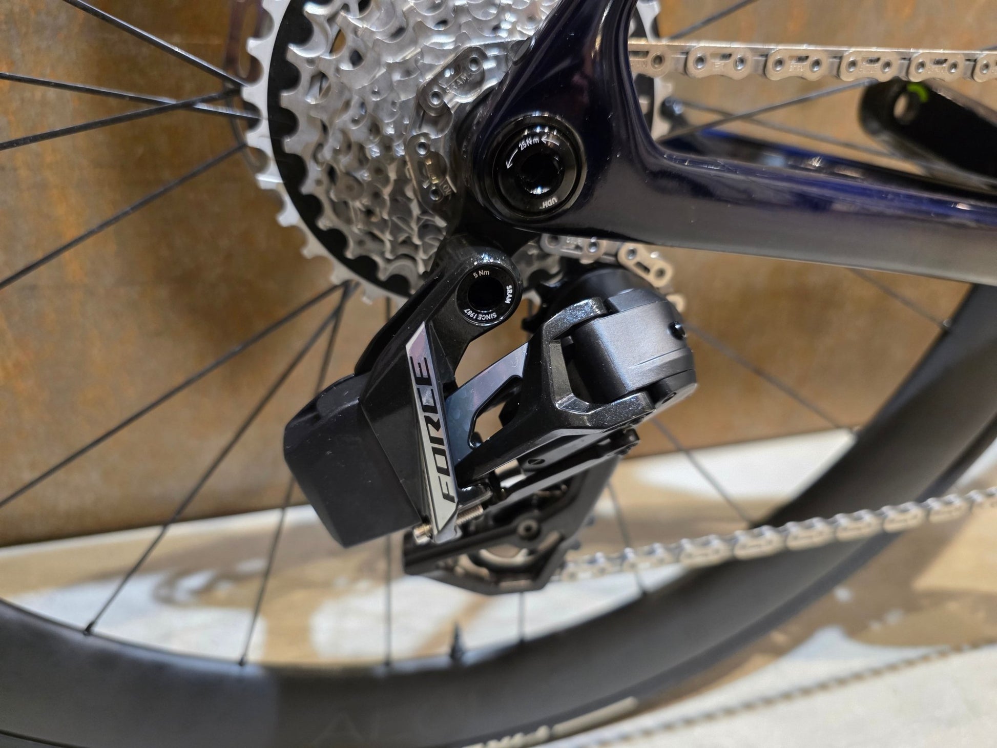 Rennrad von Trek, TREK MADONE SLR 7 AXS MY 2026 / TEAM REPLICA / L vor USEDBIKES - OB.DE Hintergrund