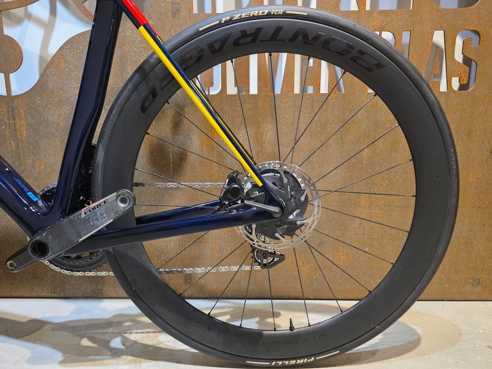 Rennrad von Trek, TREK MADONE SLR 7 AXS MY 2026 / TEAM REPLICA / L vor USEDBIKES - OB.DE Hintergrund