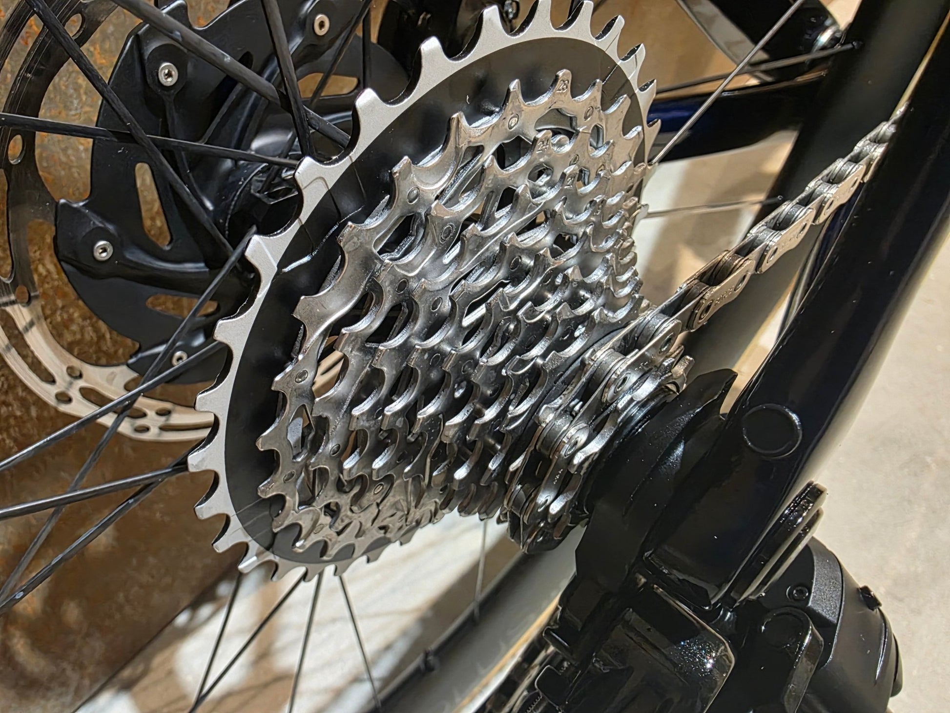 Rennrad von Trek, TREK MADONE SLR 7 AXS MY 2026 / TEAM REPLICA / XL vor USEDBIKES - OB.DE Hintergrund