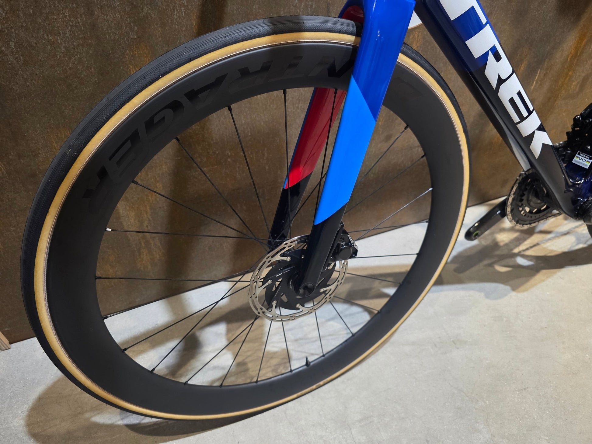 Rennrad von Trek, TREK MADONE SLR 7 AXS MY 2026 / TEAM REPLICA / XL vor USEDBIKES - OB.DE Hintergrund