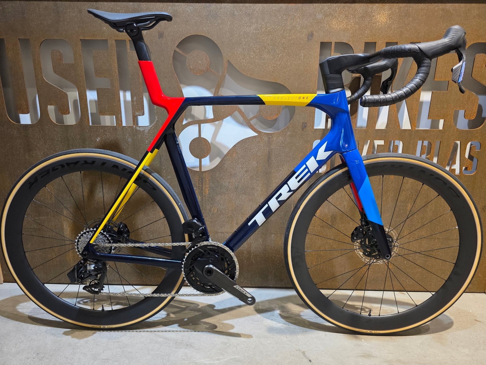 Rennrad von Trek, TREK MADONE SLR 7 AXS MY 2026 / TEAM REPLICA / XL vor USEDBIKES - OB.DE Hintergrund