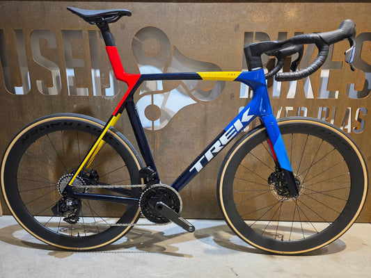 Rennrad von Trek, TREK MADONE SLR 7 AXS MY 2026 / TEAM REPLICA / XL vor USEDBIKES - OB.DE Hintergrund