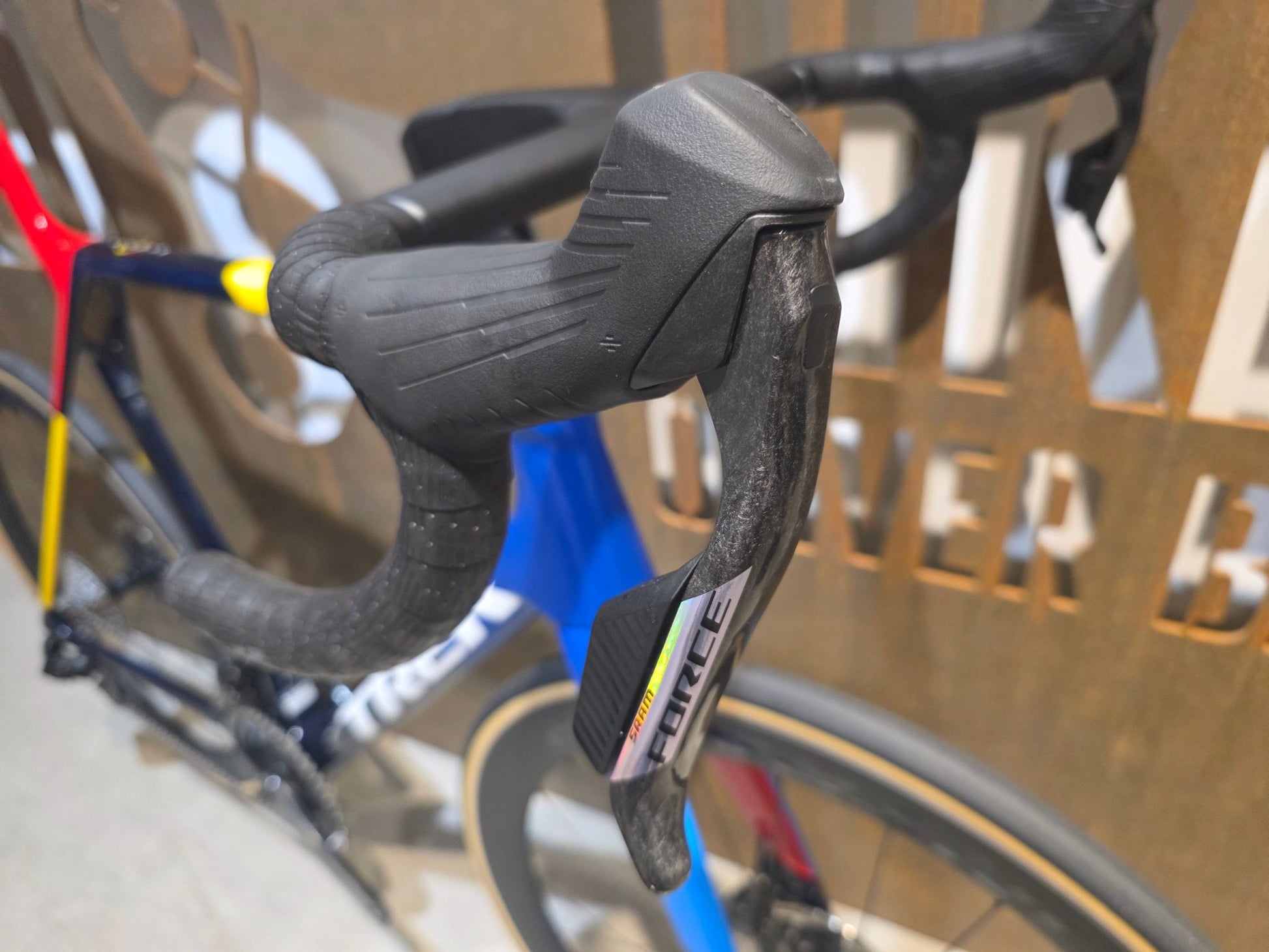 Rennrad von Trek, TREK MADONE SLR 7 AXS MY 2026 / TEAM REPLICA / XL vor USEDBIKES - OB.DE Hintergrund