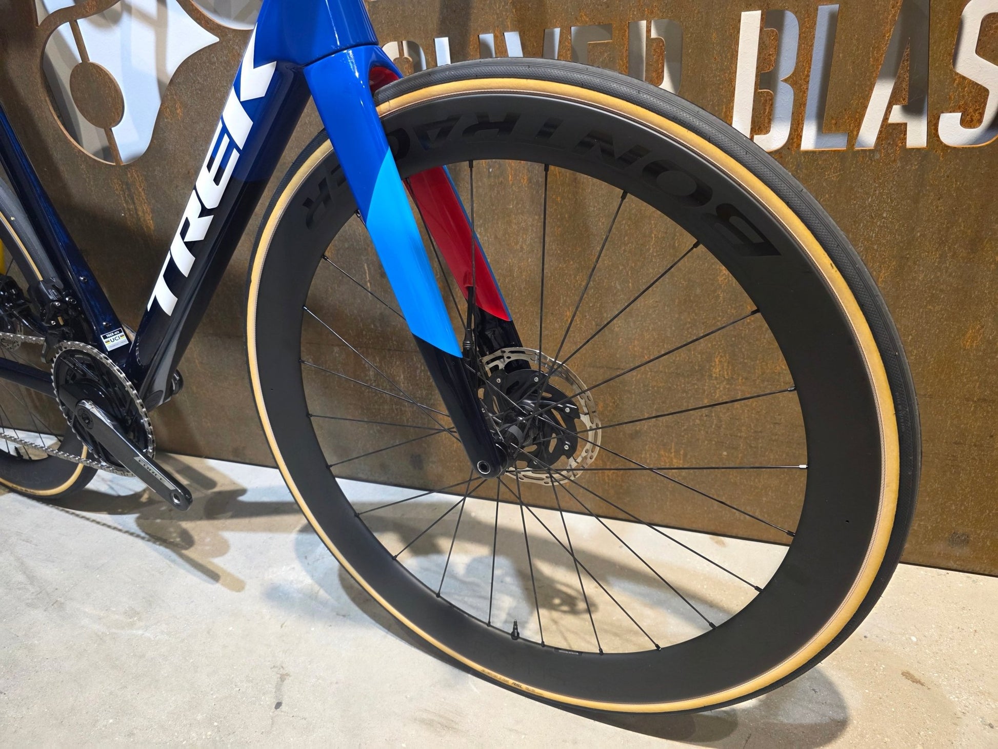 Rennrad von Trek, TREK MADONE SLR 7 AXS MY 2026 / TEAM REPLICA / XL vor USEDBIKES - OB.DE Hintergrund