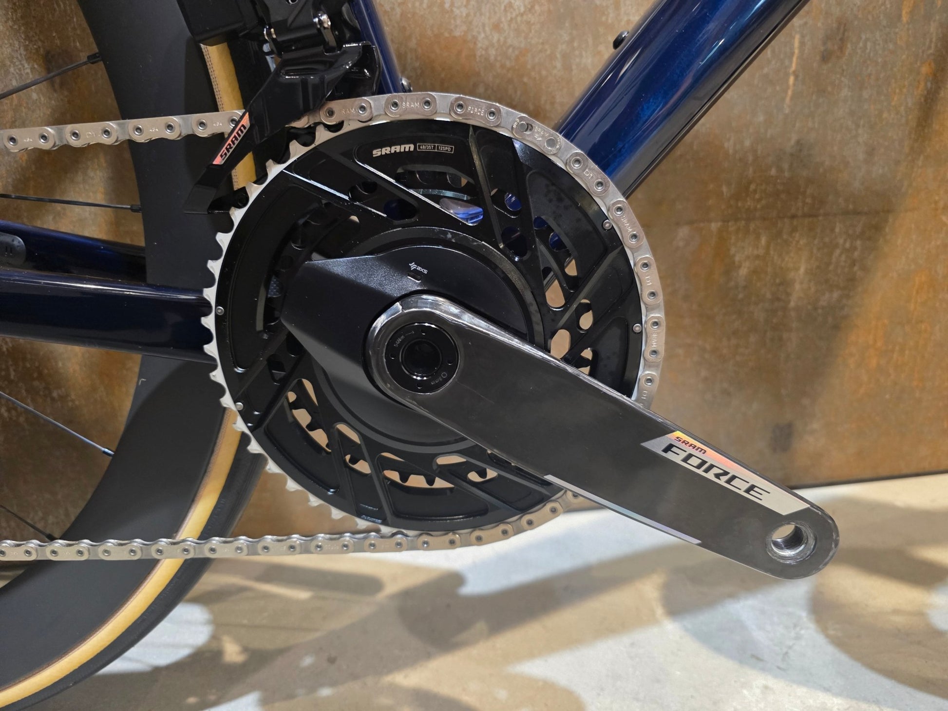 Rennrad von Trek, TREK MADONE SLR 7 AXS MY 2026 / TEAM REPLICA / XL vor USEDBIKES - OB.DE Hintergrund