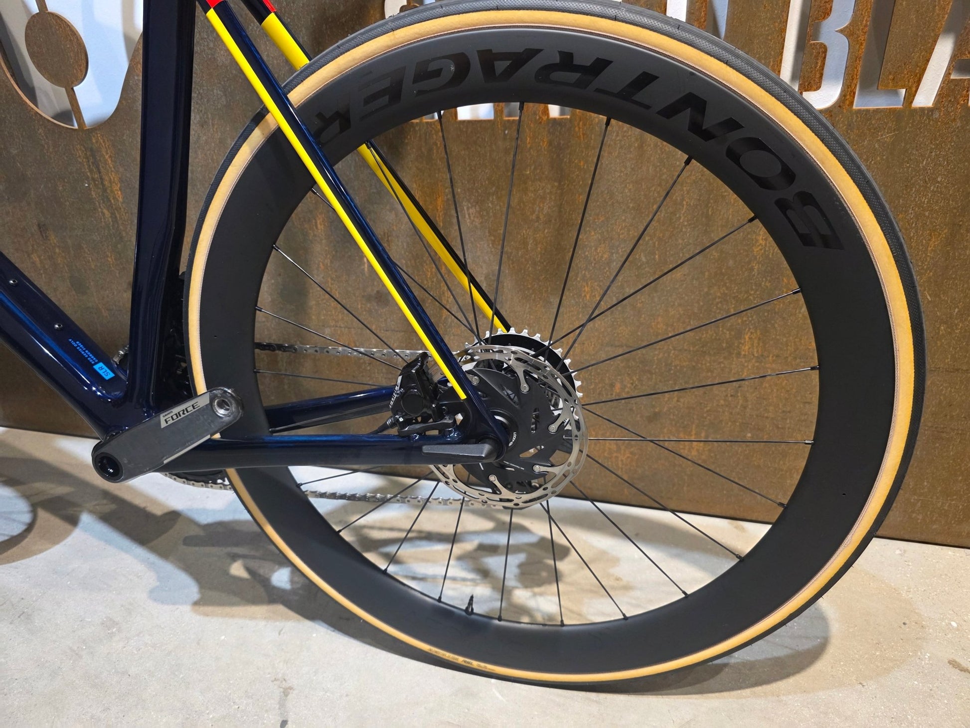 Rennrad von Trek, TREK MADONE SLR 7 AXS MY 2026 / TEAM REPLICA / XL vor USEDBIKES - OB.DE Hintergrund