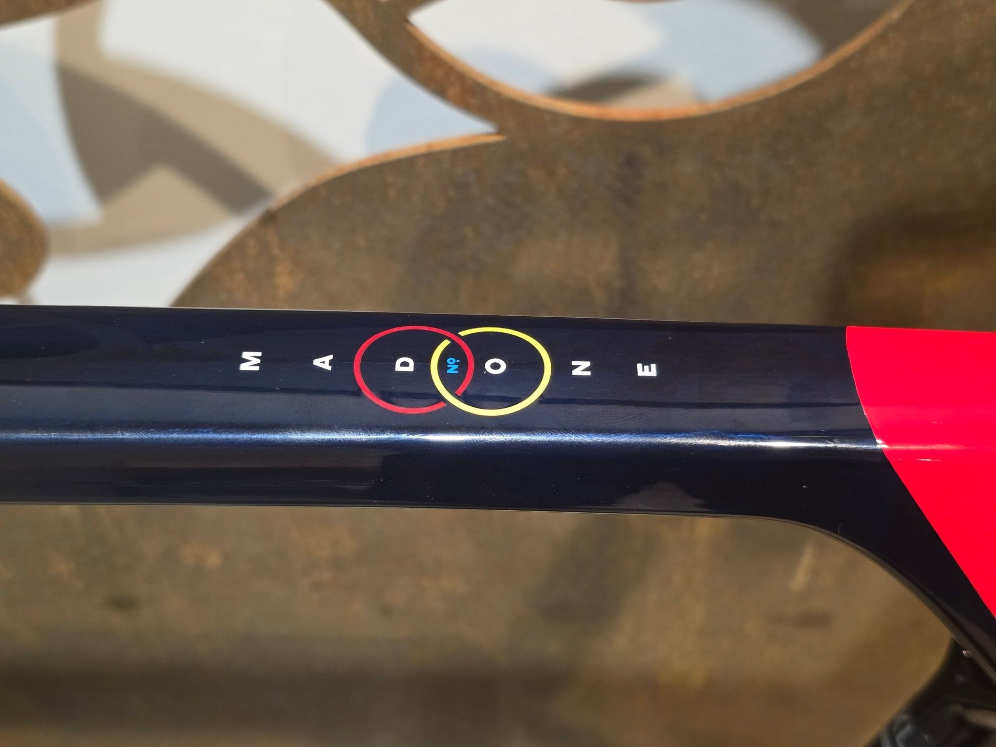 Rennrad von Trek, TREK MADONE SLR 7 AXS MY 2026 / TEAM REPLICA / XL vor USEDBIKES - OB.DE Hintergrund