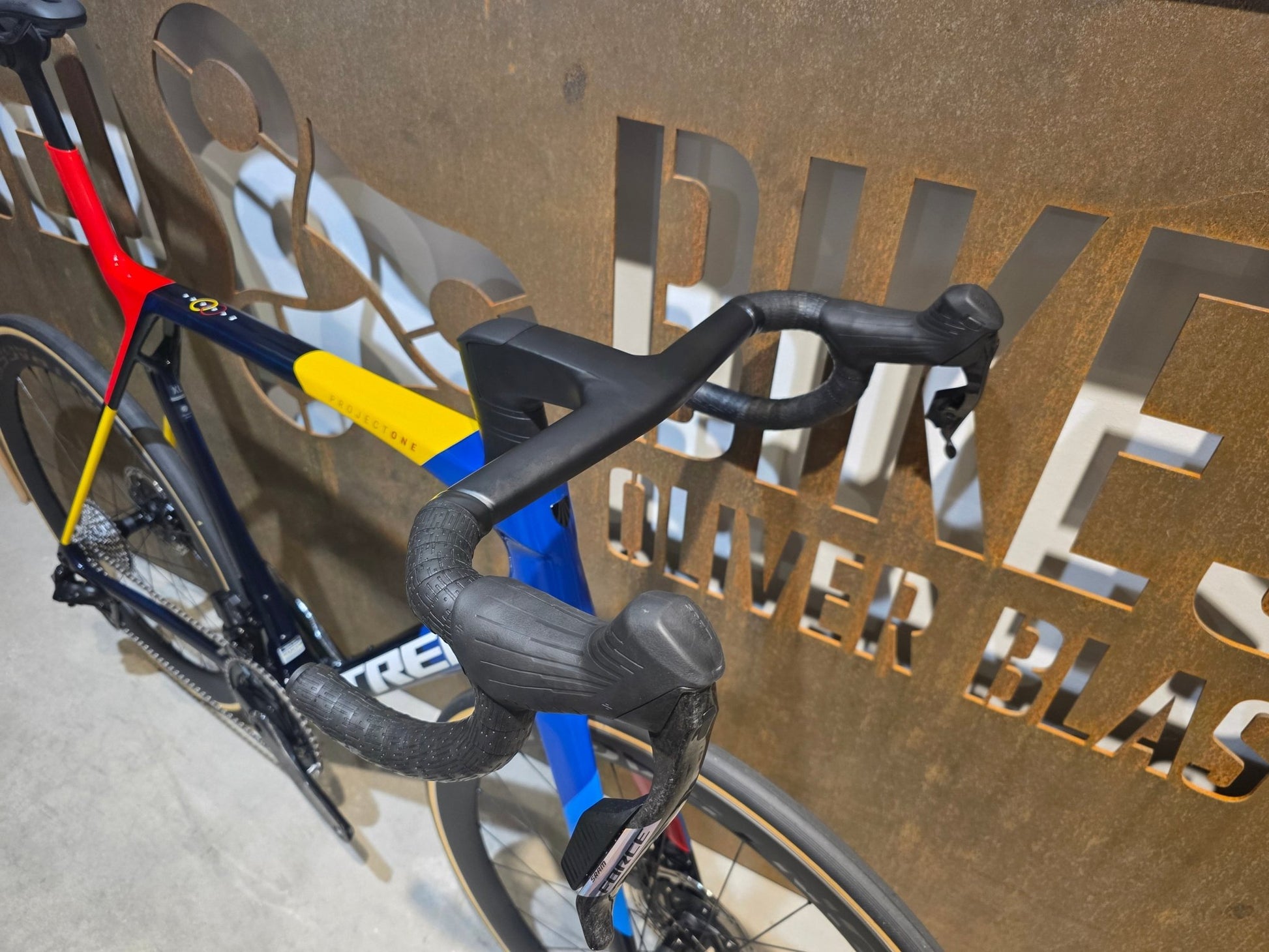 Rennrad von Trek, TREK MADONE SLR 7 AXS MY 2026 / TEAM REPLICA / XL vor USEDBIKES - OB.DE Hintergrund