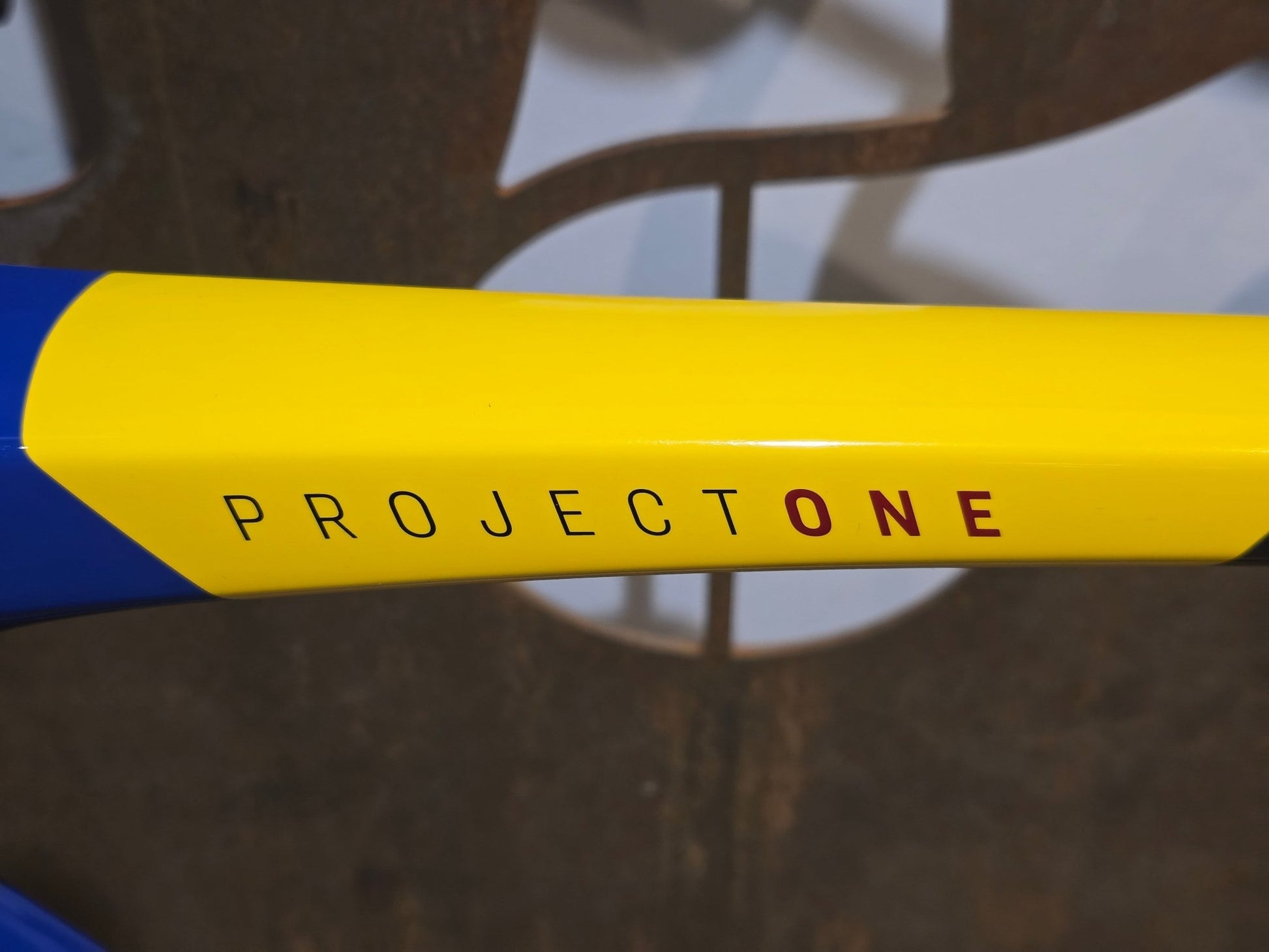 Rennrad von Trek, TREK MADONE SLR 7 AXS MY 2026 / TEAM REPLICA / XL vor USEDBIKES - OB.DE Hintergrund