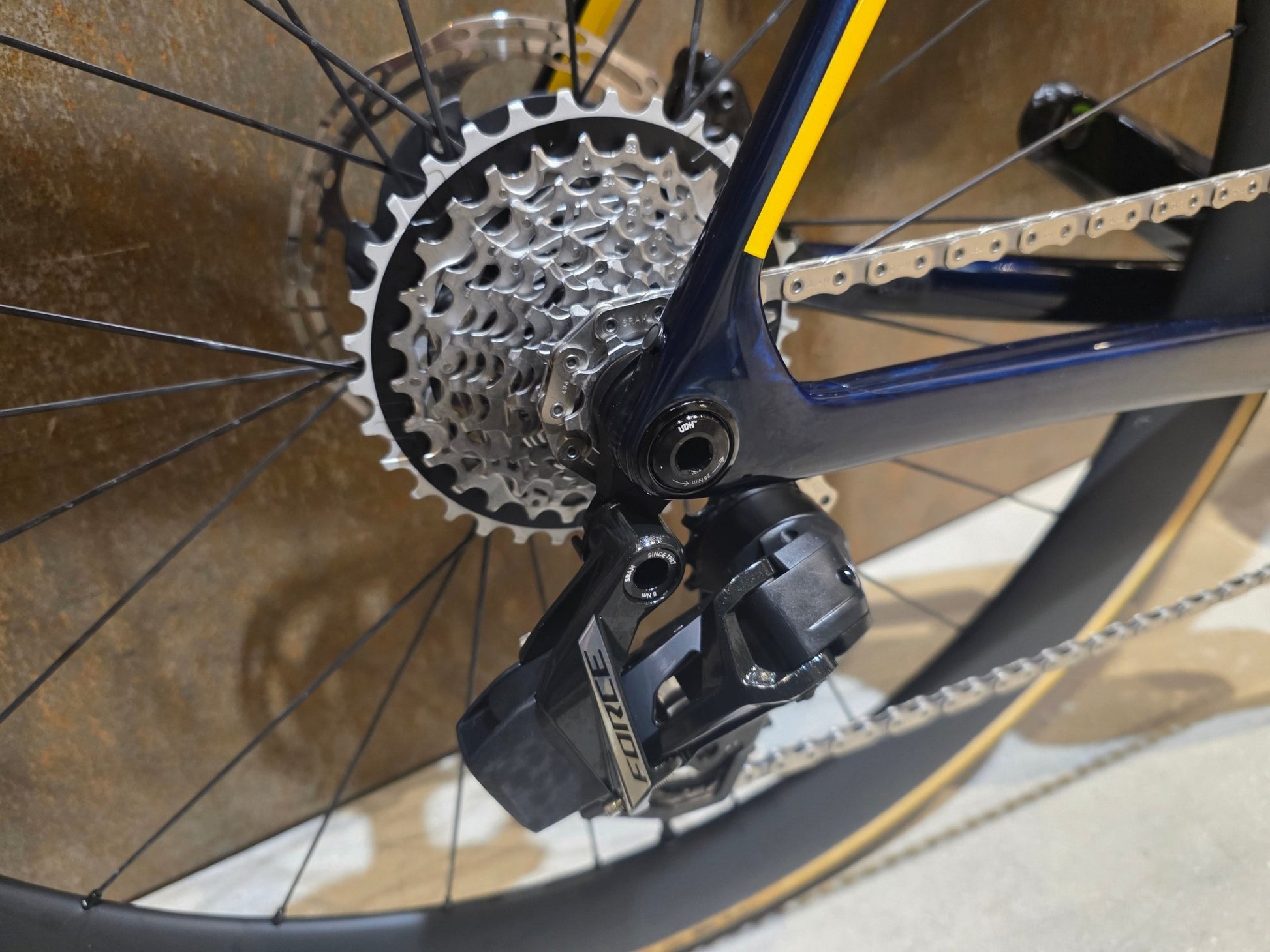 Rennrad von Trek, TREK MADONE SLR 7 AXS MY 2026 / TEAM REPLICA / XL vor USEDBIKES - OB.DE Hintergrund