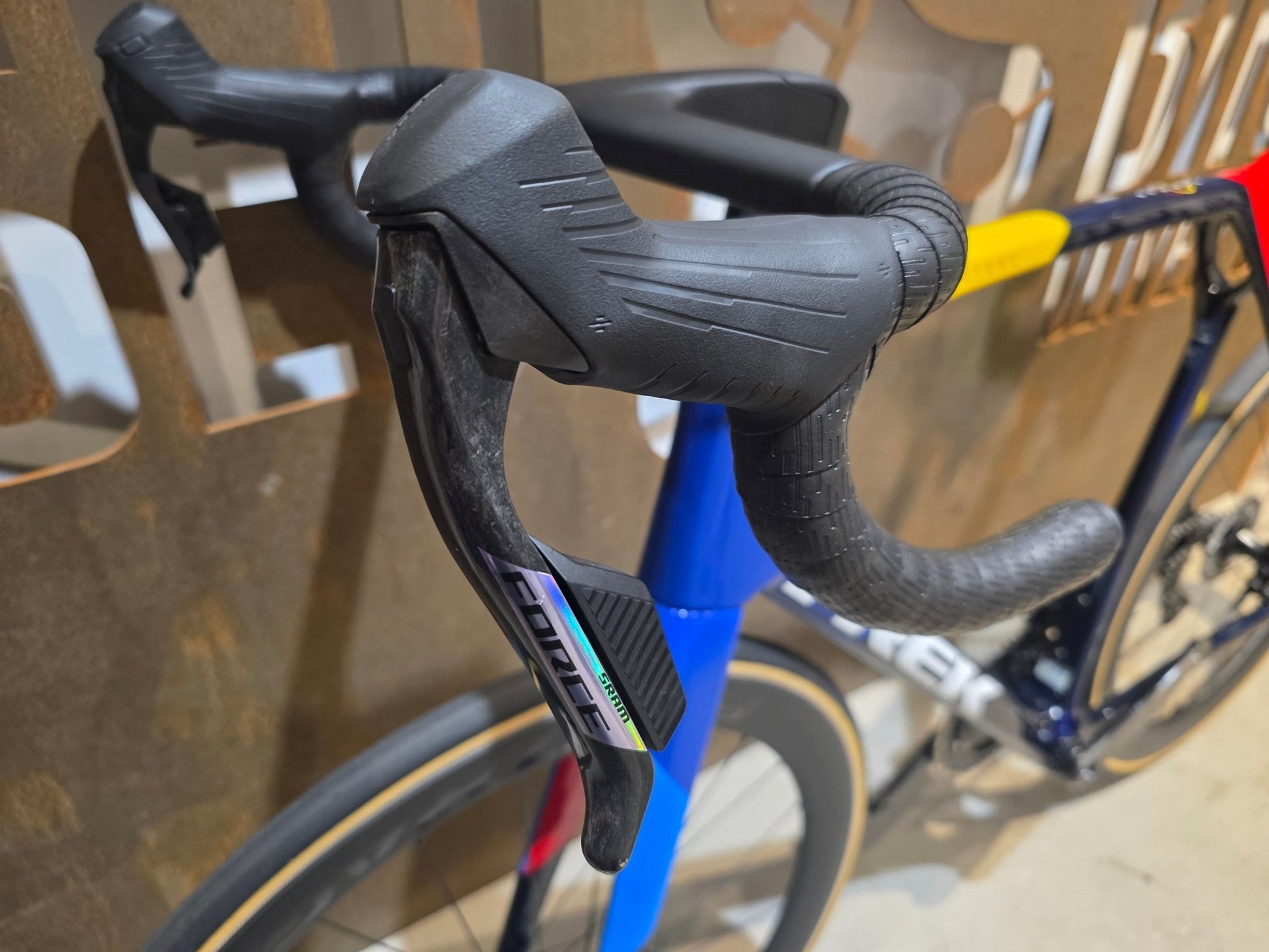 Rennrad von Trek, TREK MADONE SLR 7 AXS MY 2026 / TEAM REPLICA / XL vor USEDBIKES - OB.DE Hintergrund