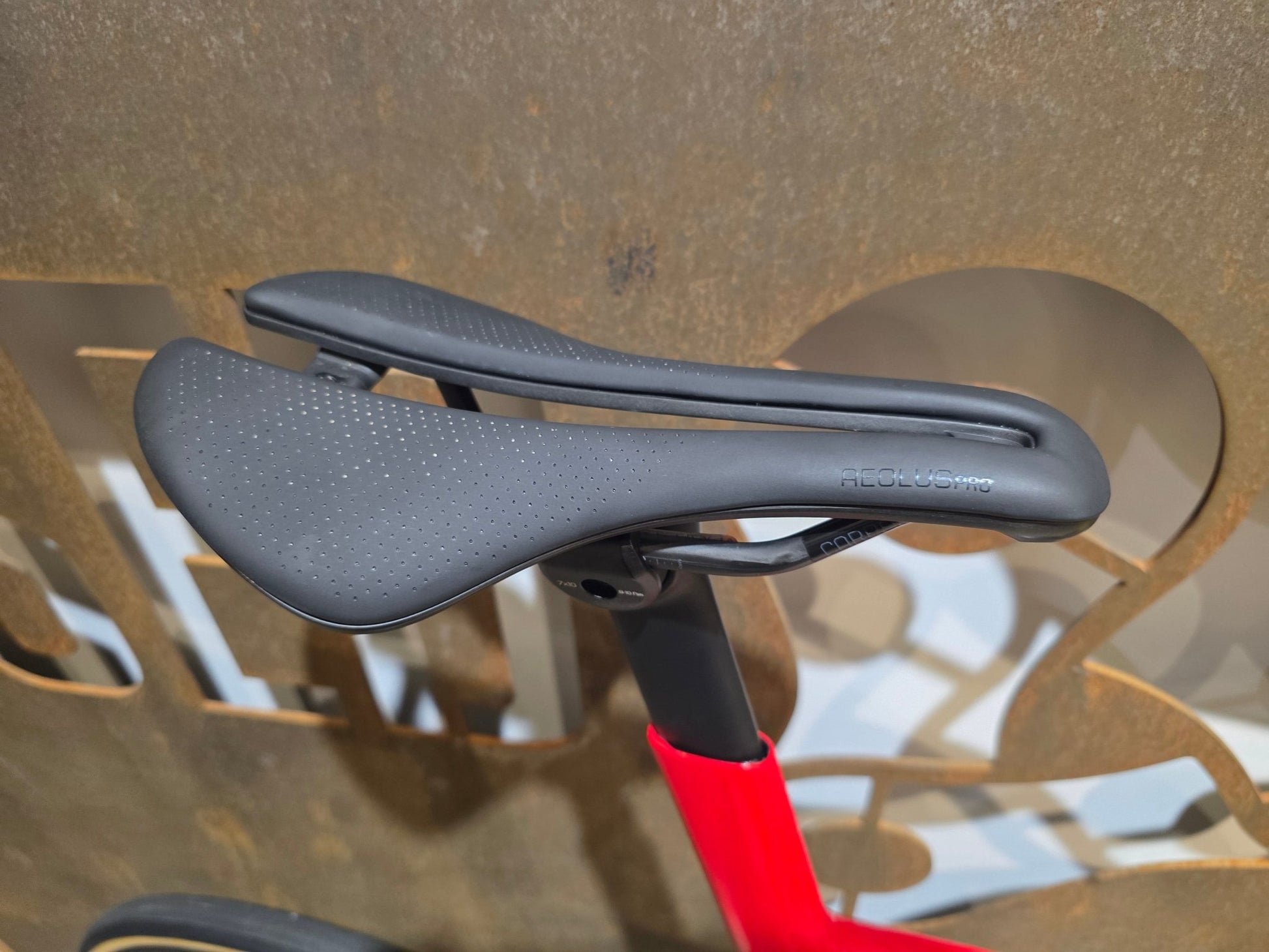 Rennrad von Trek, TREK MADONE SLR 7 AXS MY 2026 / TEAM REPLICA / XL vor USEDBIKES - OB.DE Hintergrund