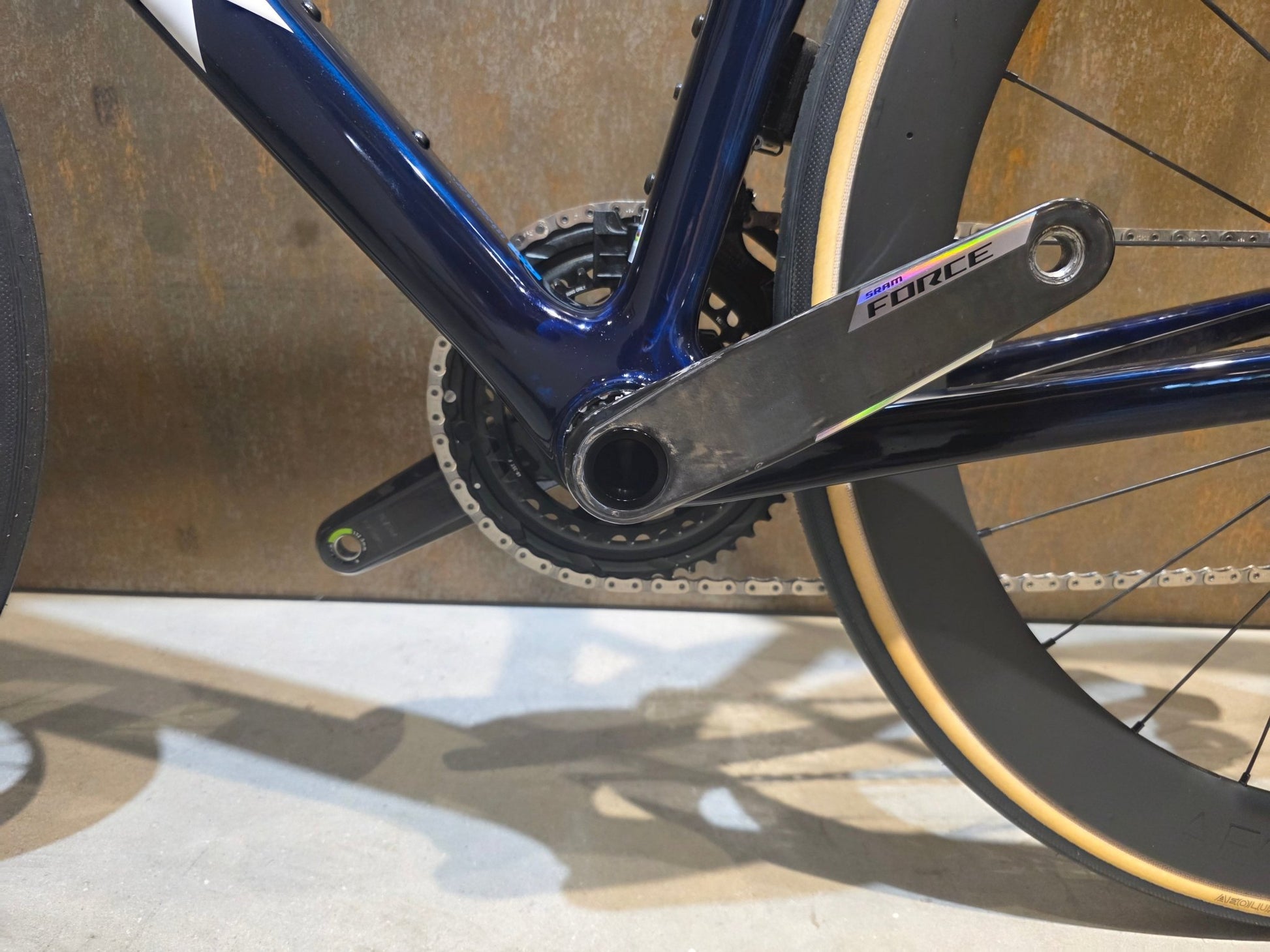 Rennrad von Trek, TREK MADONE SLR 7 AXS MY 2026 / TEAM REPLICA / XL vor USEDBIKES - OB.DE Hintergrund