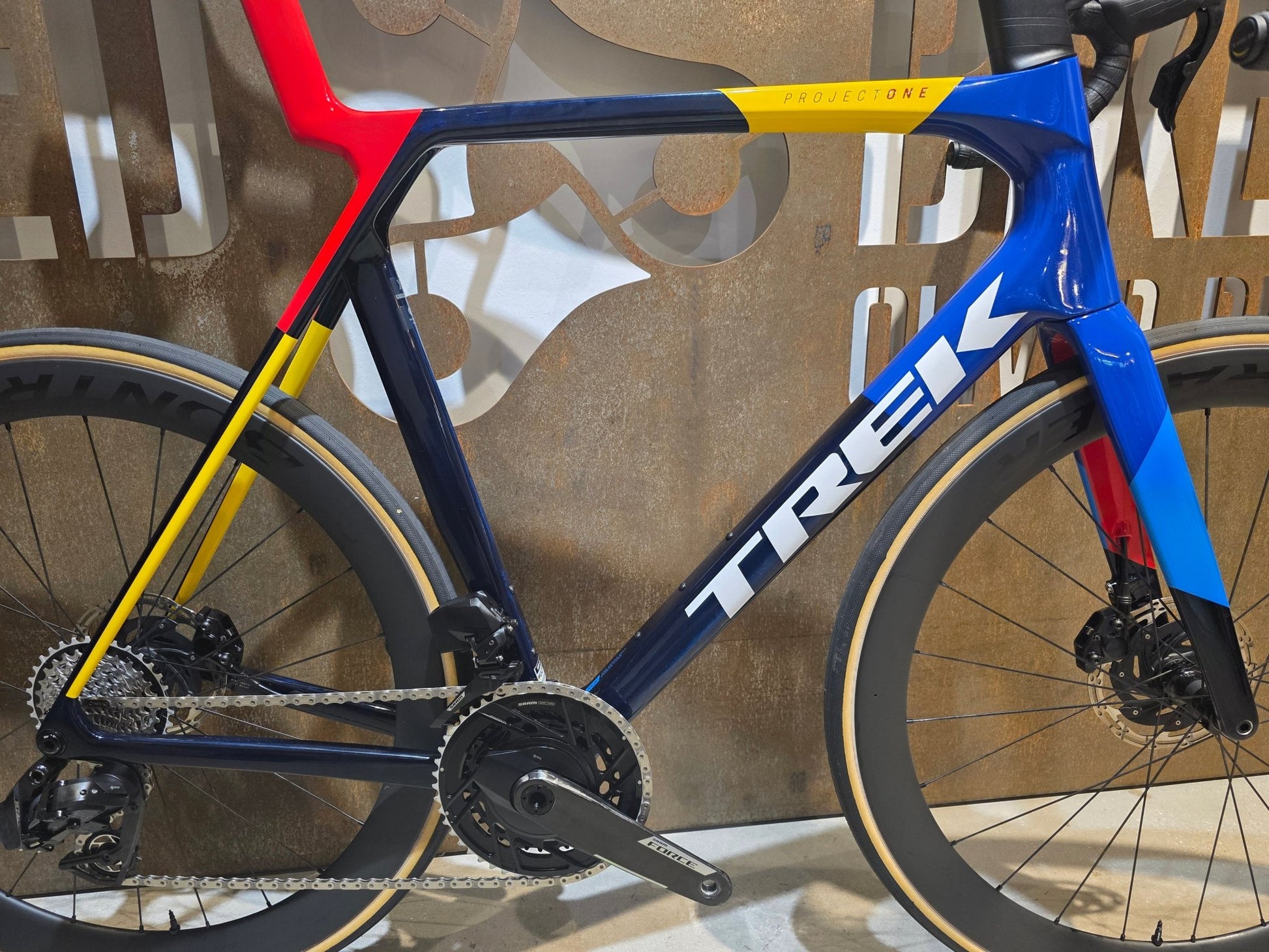 Rennrad von Trek, TREK MADONE SLR 7 AXS MY 2026 / TEAM REPLICA / XL vor USEDBIKES - OB.DE Hintergrund