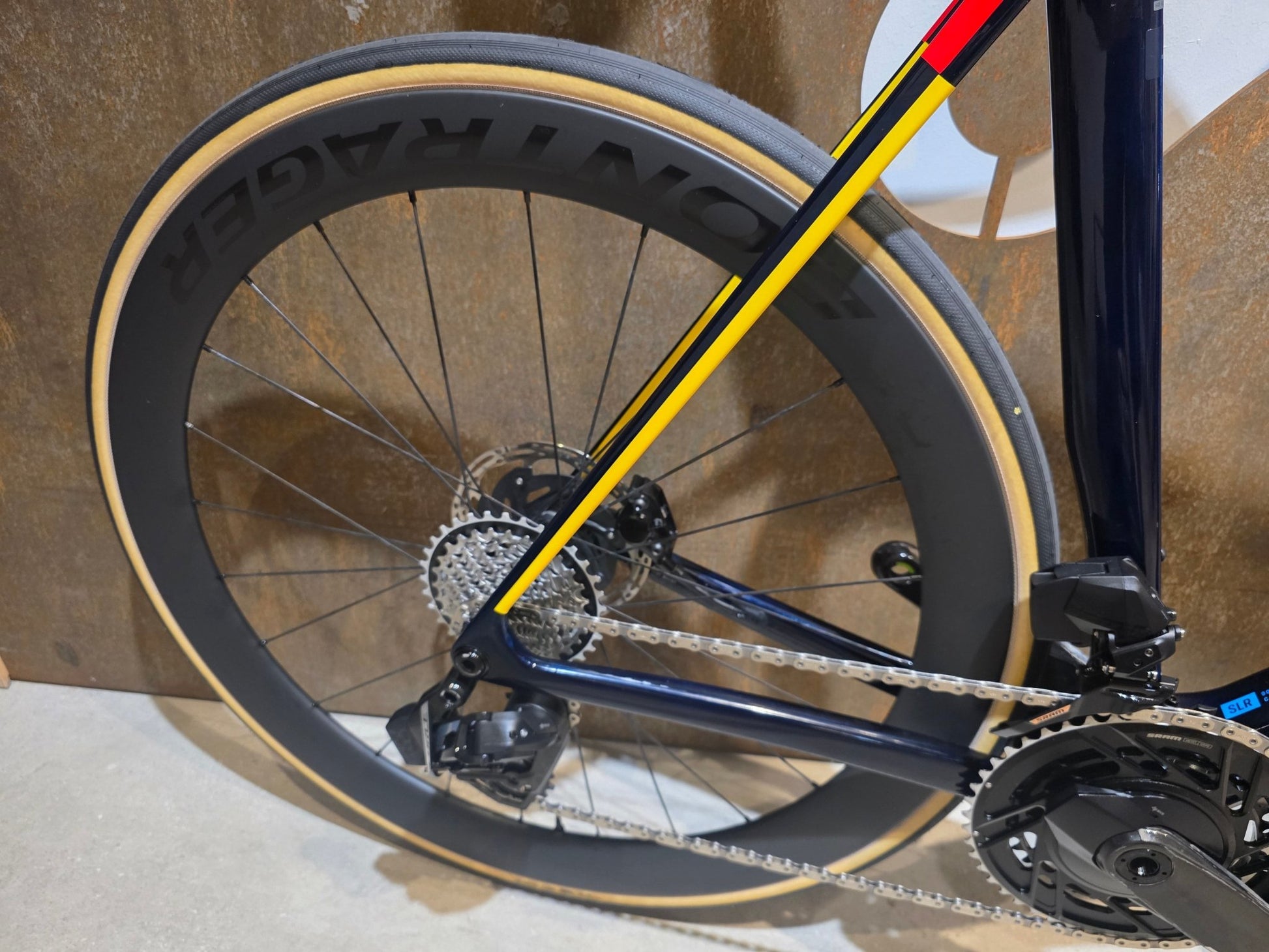 Rennrad von Trek, TREK MADONE SLR 7 AXS MY 2026 / TEAM REPLICA / XL vor USEDBIKES - OB.DE Hintergrund