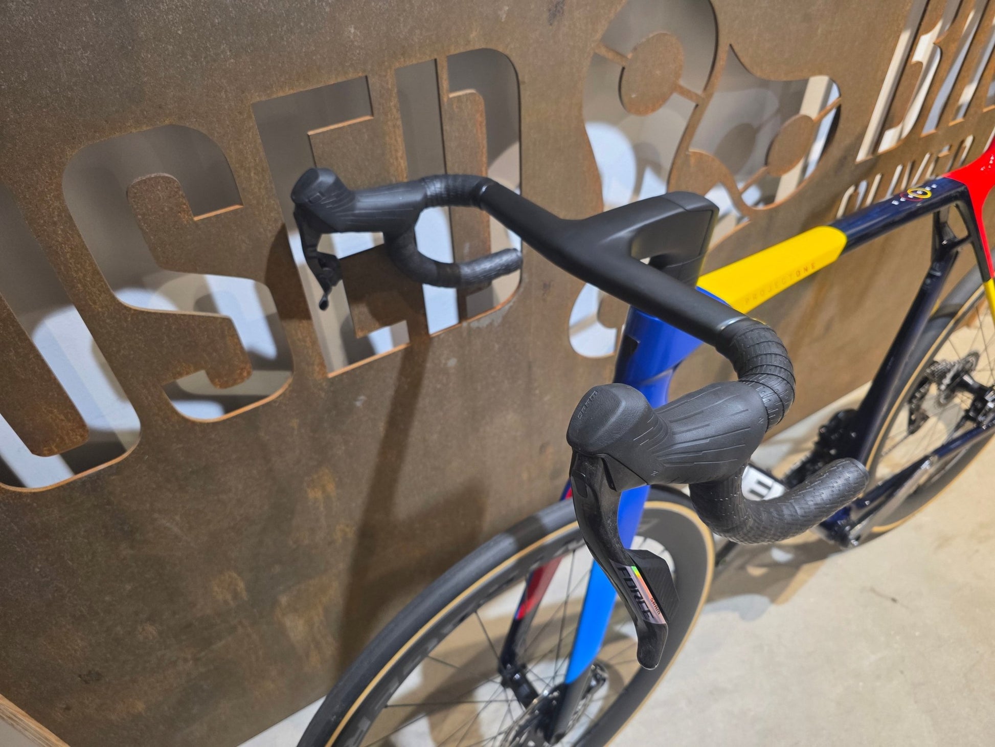 Rennrad von Trek, TREK MADONE SLR 7 AXS MY 2026 / TEAM REPLICA / XL vor USEDBIKES - OB.DE Hintergrund