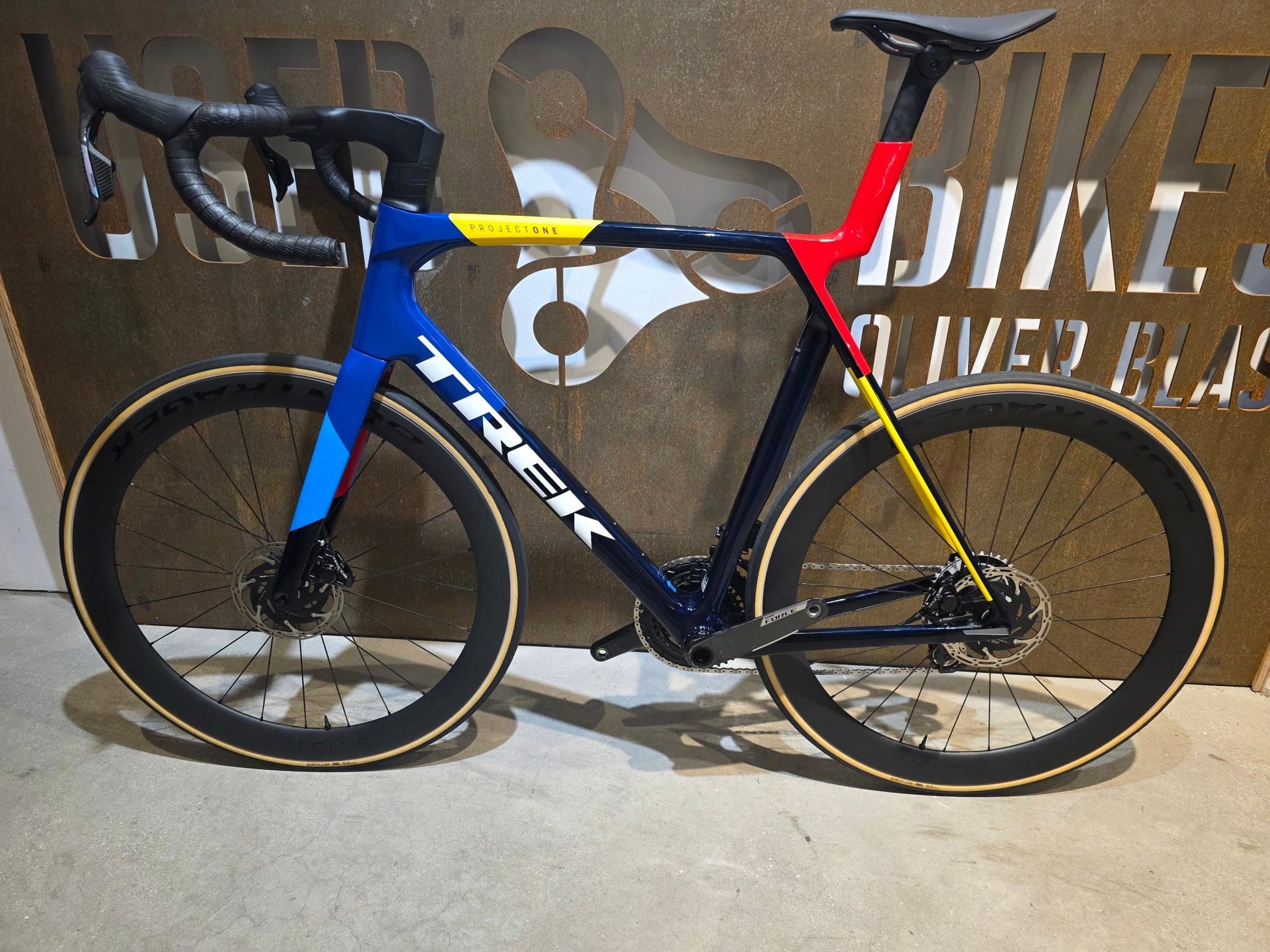 Rennrad von Trek, TREK MADONE SLR 7 AXS MY 2026 / TEAM REPLICA / XL vor USEDBIKES - OB.DE Hintergrund