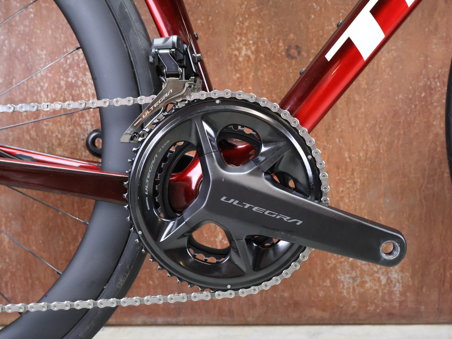 Rennrad von Trek, TREK MADONE SLR 7 GEN 8 / CARBON RED SMOKE / L vor USEDBIKES - OB.DE Hintergrund