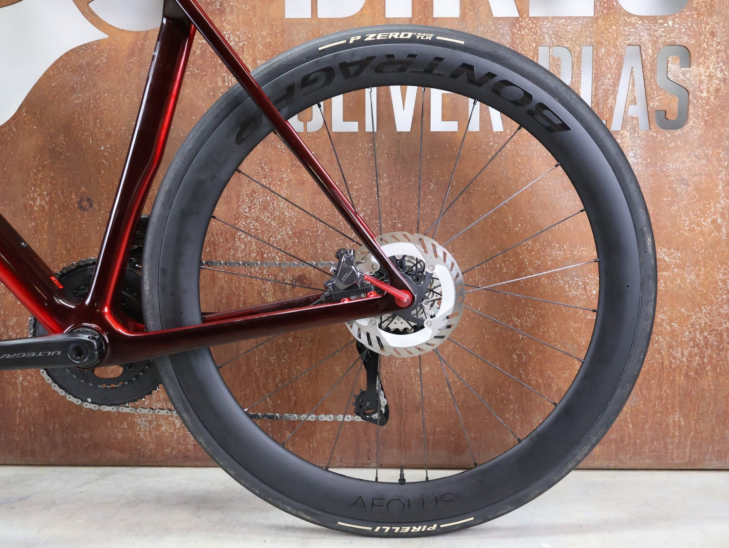 Rennrad von Trek, TREK MADONE SLR 7 GEN 8 / CARBON RED SMOKE / L vor USEDBIKES - OB.DE Hintergrund