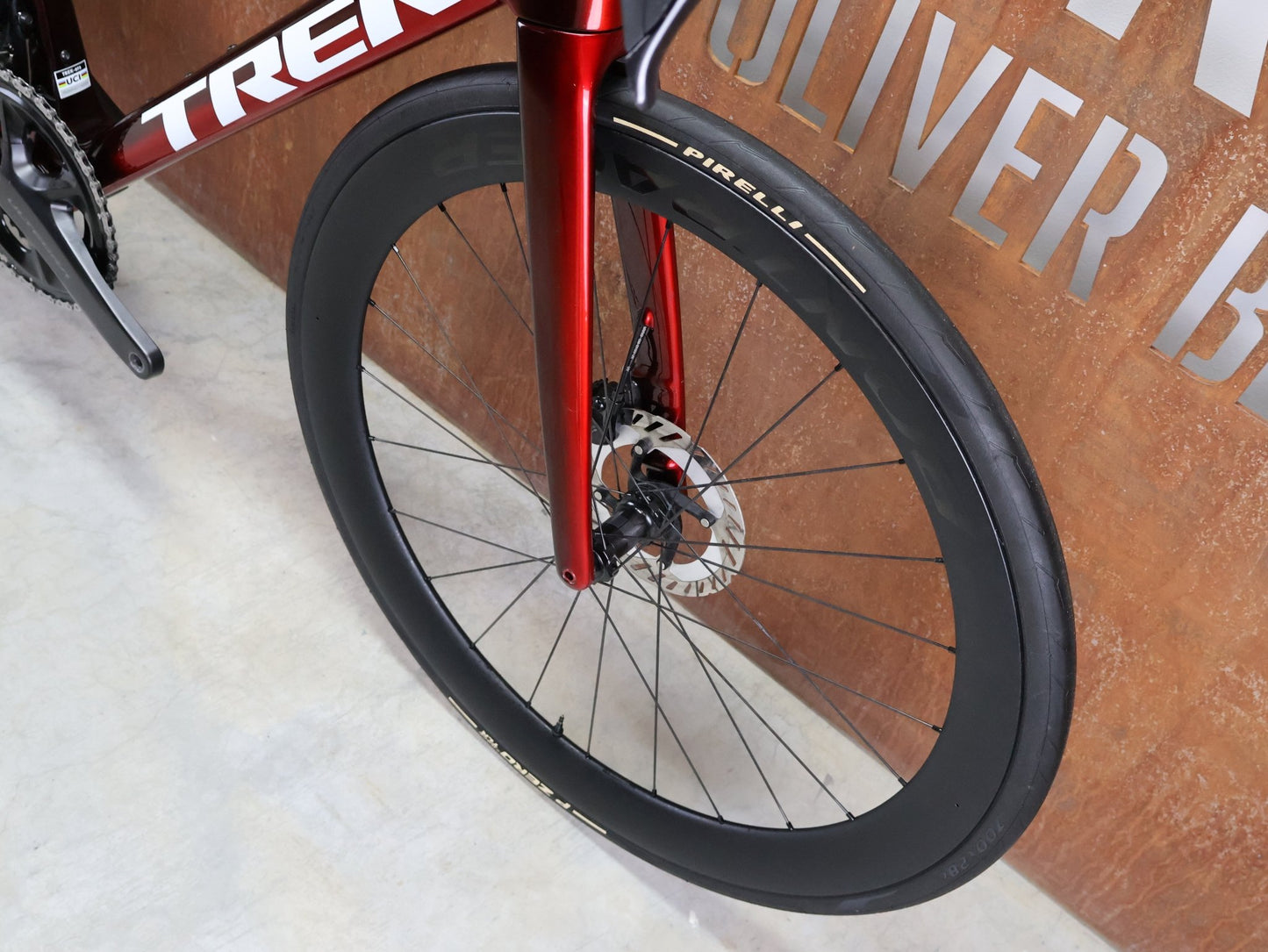 Rennrad von Trek, TREK MADONE SLR 7 GEN 8 / CARBON RED SMOKE / L vor USEDBIKES - OB.DE Hintergrund