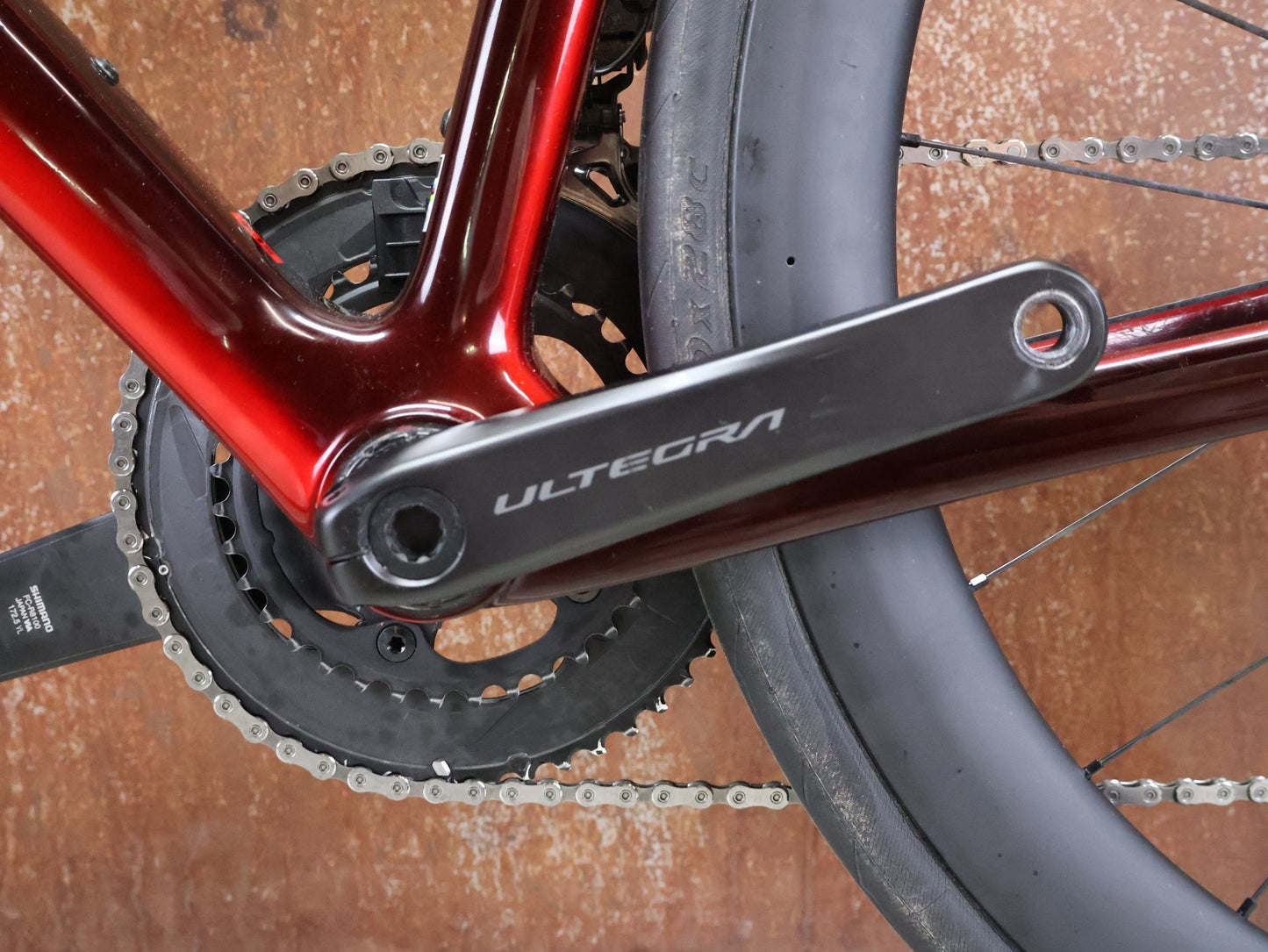 Rennrad von Trek, TREK MADONE SLR 7 GEN 8 / CARBON RED SMOKE / L vor USEDBIKES - OB.DE Hintergrund