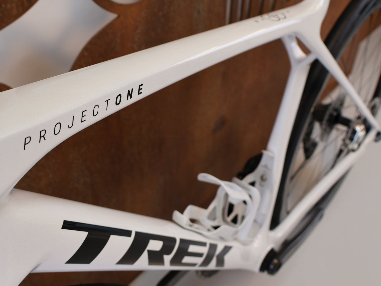 Rennrad von Trek, TREK MADONE SLR 9 AXS GEN 8 PROJECT ONE CRYSTAL WHITE / M vor USEDBIKES-OB.DE Hintergrund