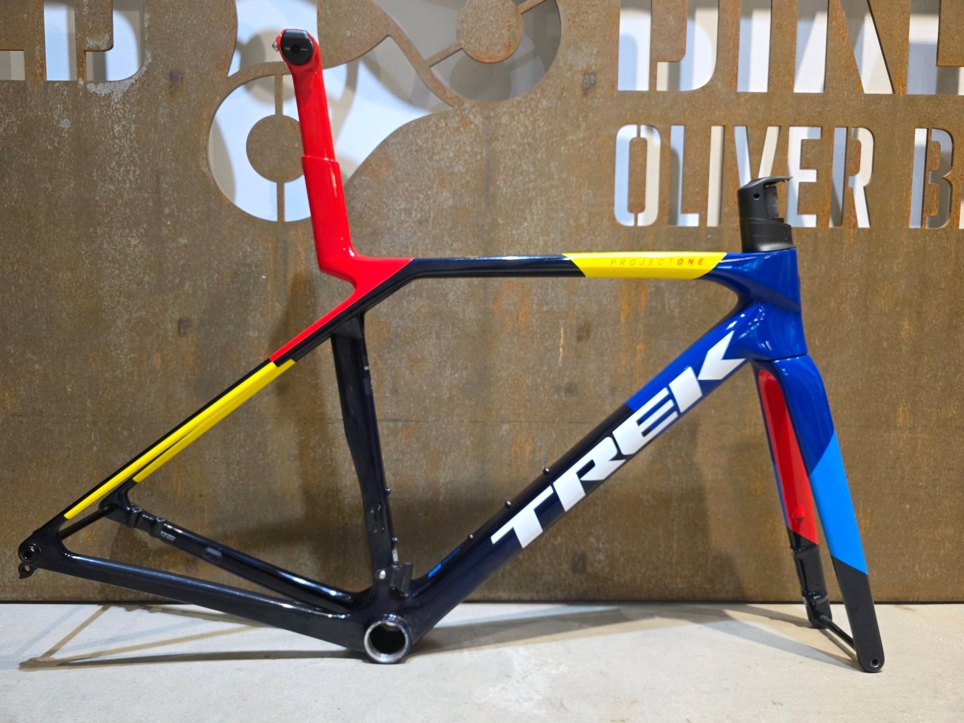 Rennradrahmen von Trek, TREK MADONE SLR 9 AXS GEN 8 RAHMENSET / DISC / TEAM REPLICA / M in variant_title vor USEDBIKES - OB.DE Hintergrund