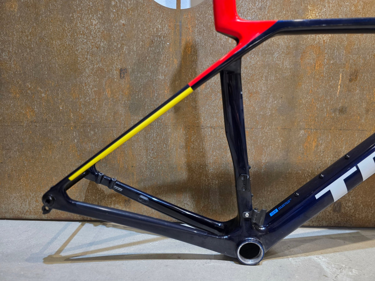 Rennradrahmen von Trek, TREK MADONE SLR 9 AXS GEN 8 RAHMENSET / DISC / TEAM REPLICA / M in variant_title vor USEDBIKES - OB.DE Hintergrund