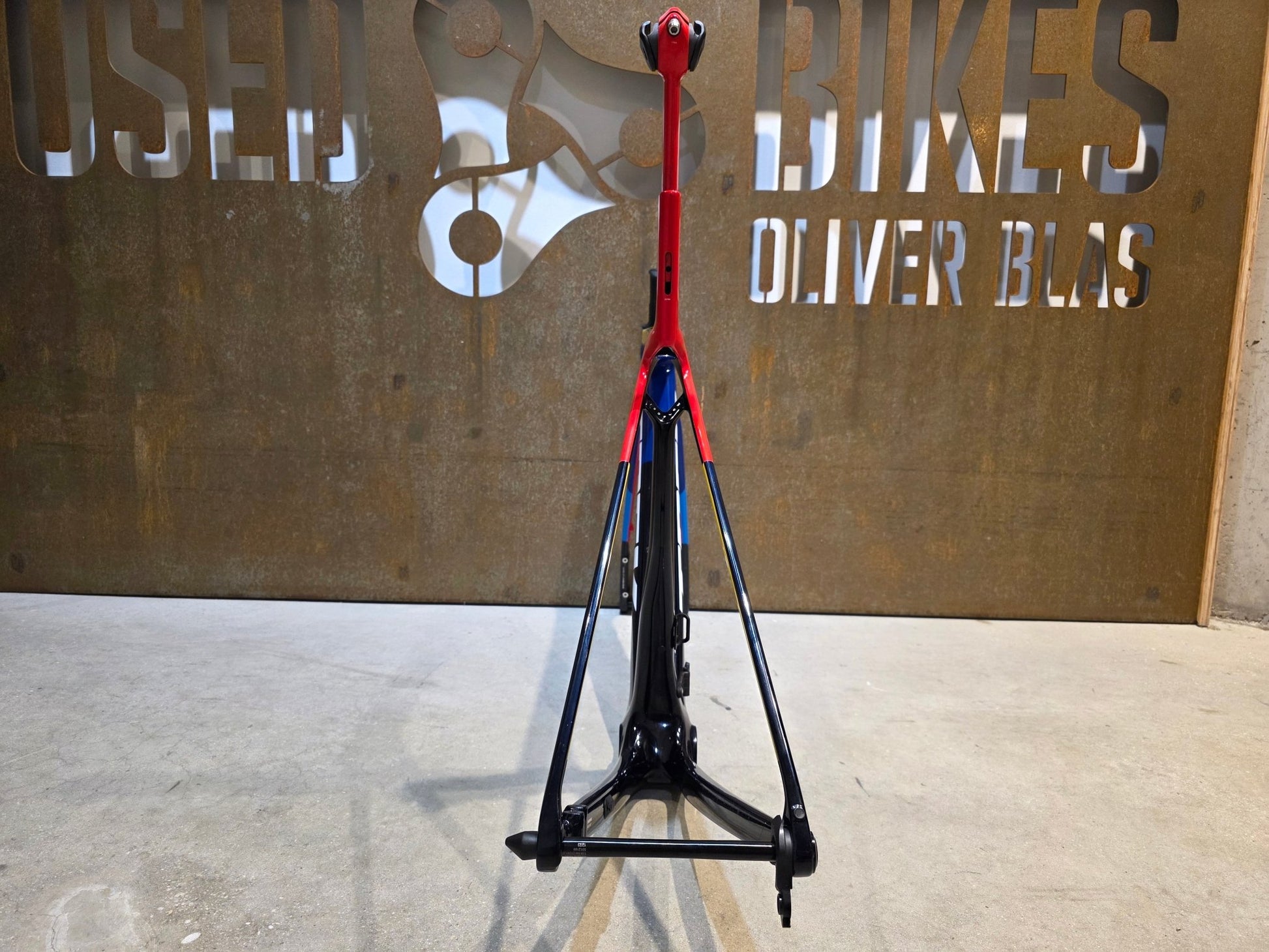 Rennradrahmen von Trek, TREK MADONE SLR 9 AXS GEN 8 RAHMENSET / DISC / TEAM REPLICA / M in variant_title vor USEDBIKES - OB.DE Hintergrund