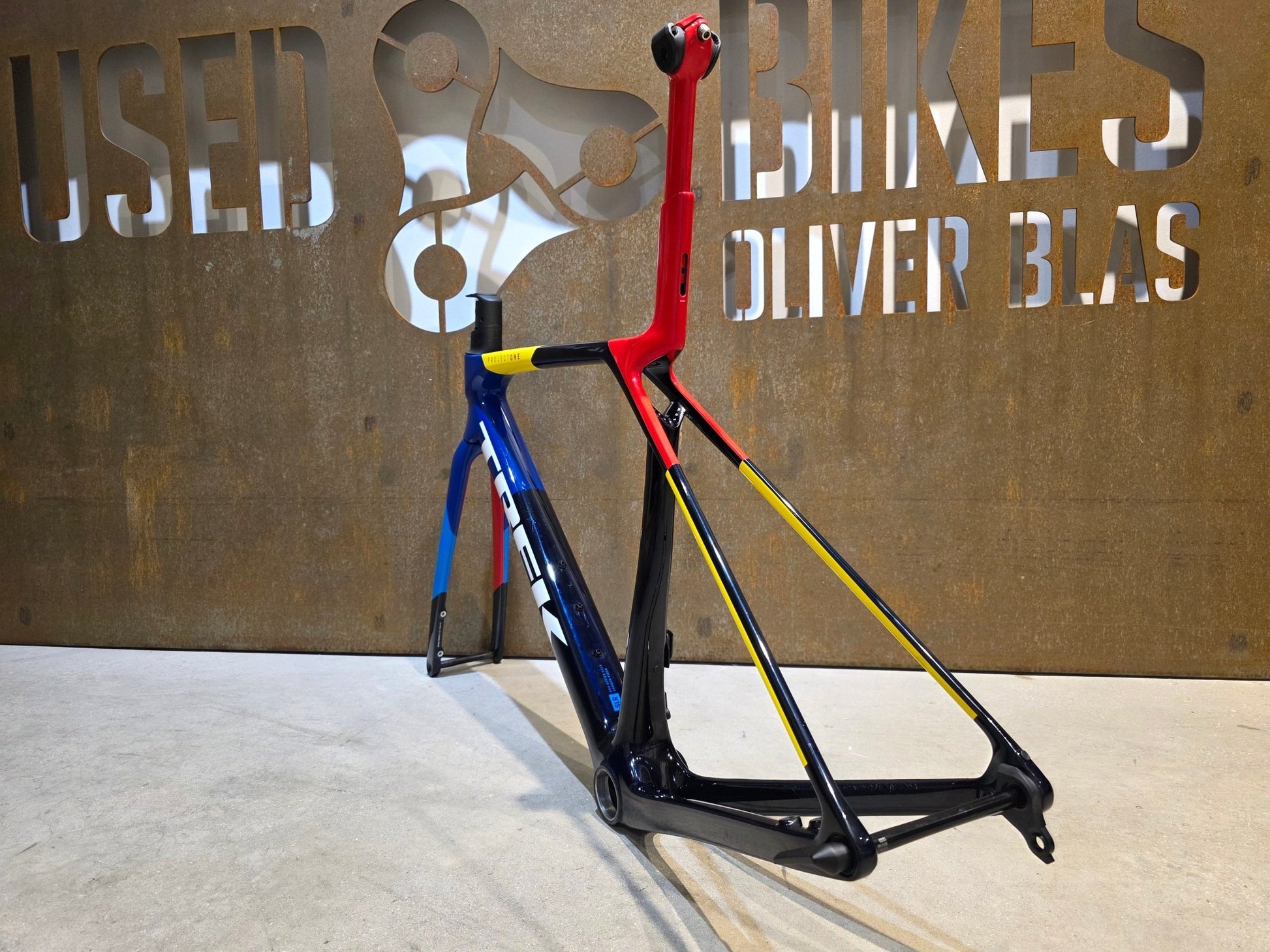 Rennradrahmen von Trek, TREK MADONE SLR 9 AXS GEN 8 RAHMENSET / DISC / TEAM REPLICA / M in variant_title vor USEDBIKES - OB.DE Hintergrund