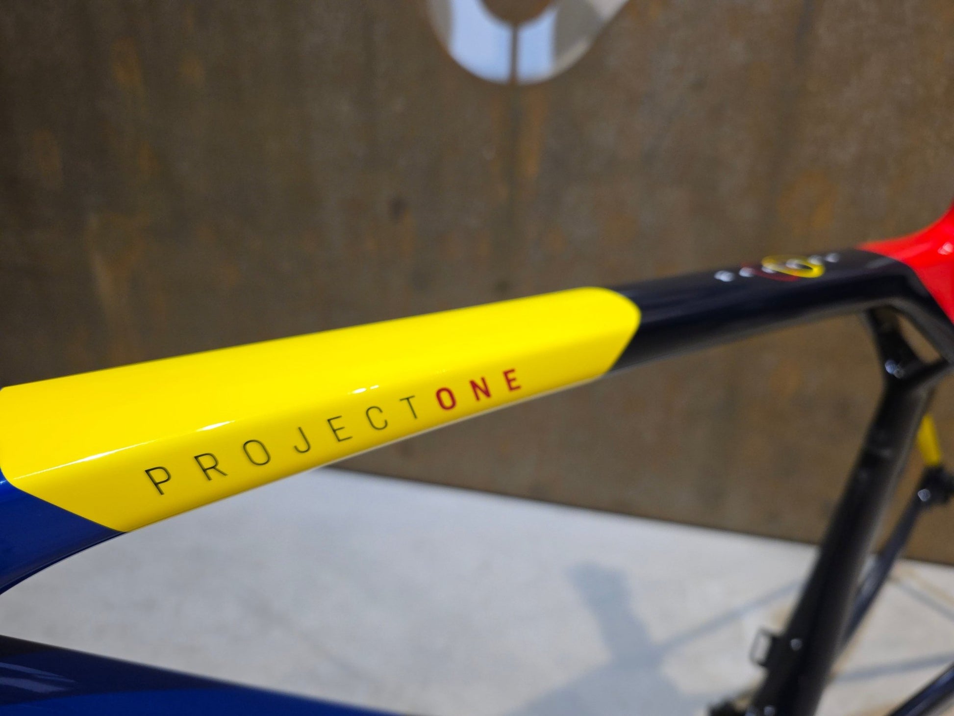 Rennradrahmen von Trek, TREK MADONE SLR 9 AXS GEN 8 RAHMENSET / DISC / TEAM REPLICA / M in variant_title vor USEDBIKES - OB.DE Hintergrund