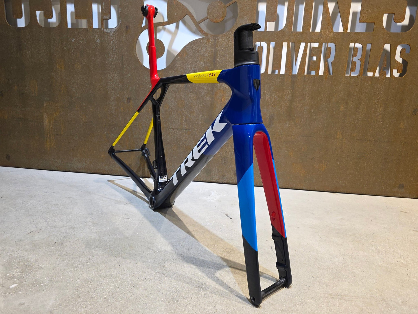 Rennradrahmen von Trek, TREK MADONE SLR 9 AXS GEN 8 RAHMENSET / DISC / TEAM REPLICA / M in variant_title vor USEDBIKES - OB.DE Hintergrund