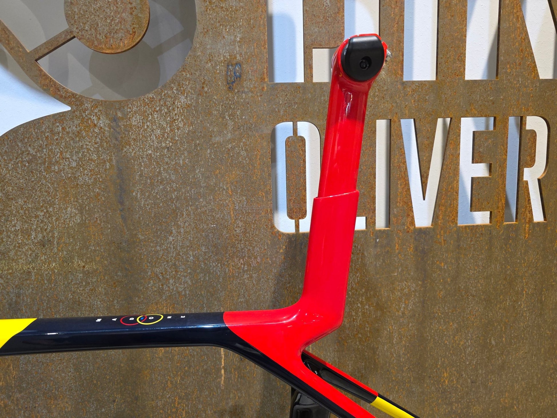 Rennradrahmen von Trek, TREK MADONE SLR 9 AXS GEN 8 RAHMENSET / DISC / TEAM REPLICA / M in variant_title vor USEDBIKES - OB.DE Hintergrund