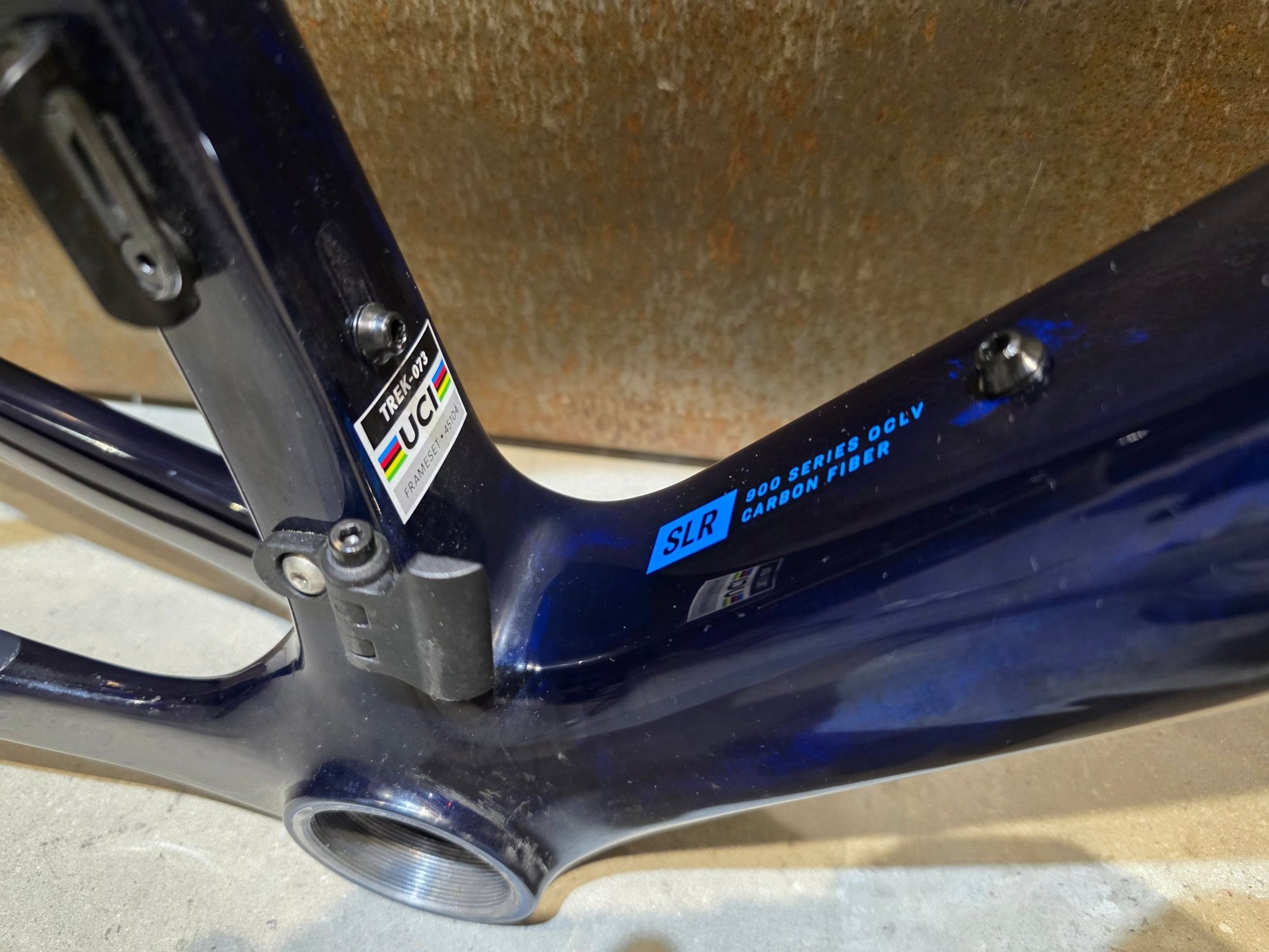 Rennradrahmen von Trek, TREK MADONE SLR 9 AXS GEN 8 RAHMENSET / DISC / TEAM REPLICA / M in variant_title vor USEDBIKES - OB.DE Hintergrund