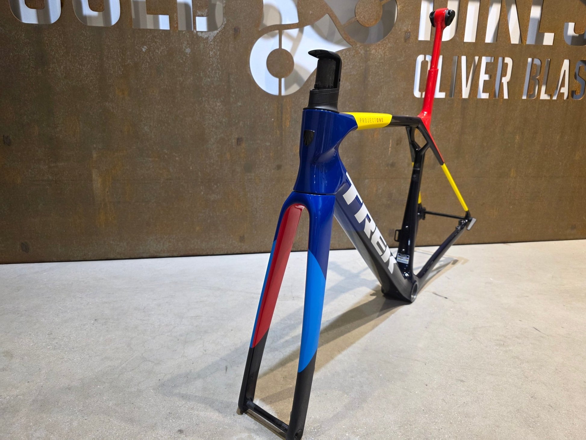 Rennradrahmen von Trek, TREK MADONE SLR 9 AXS GEN 8 RAHMENSET / DISC / TEAM REPLICA / M in variant_title vor USEDBIKES - OB.DE Hintergrund