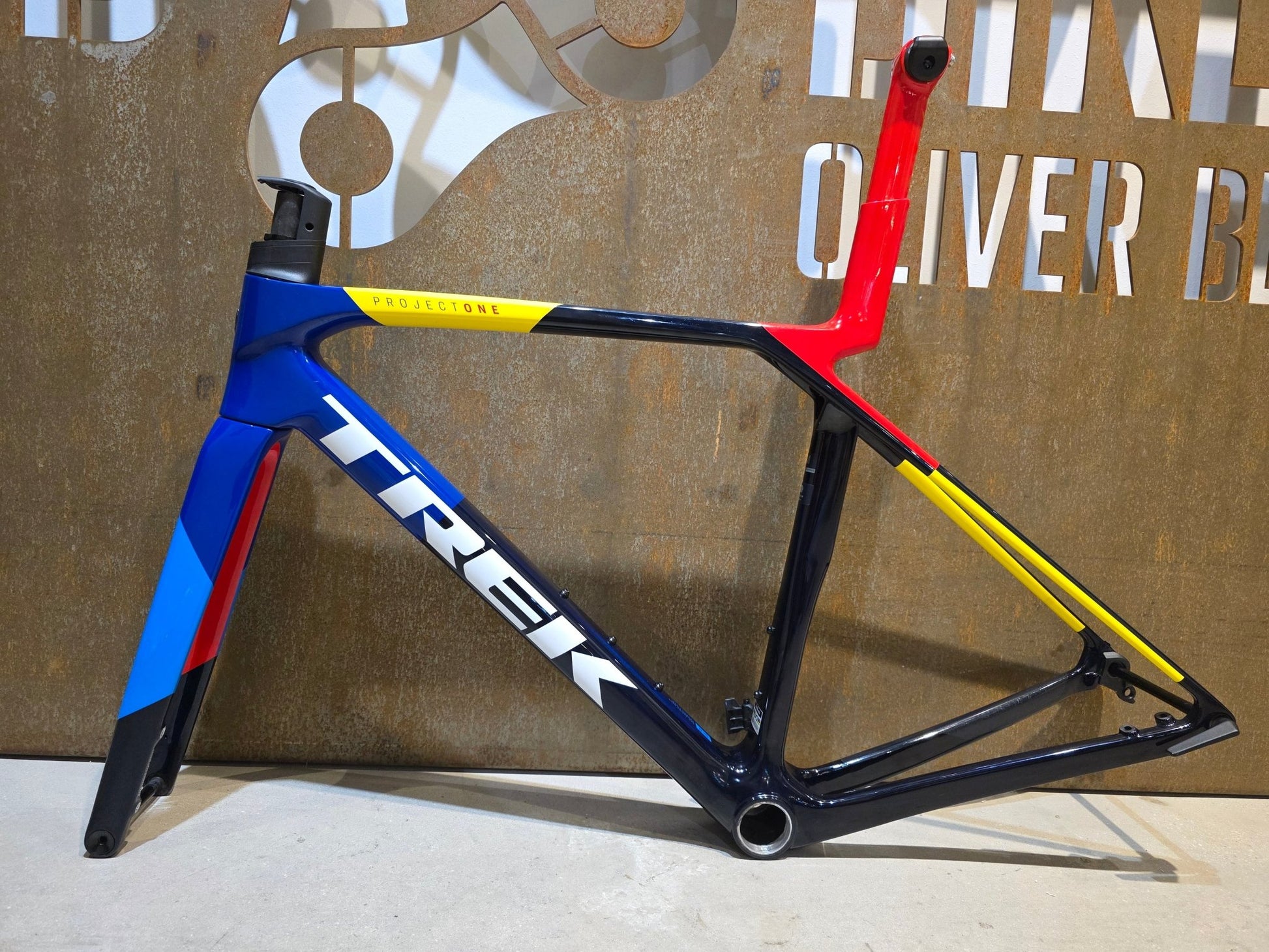 Rennradrahmen von Trek, TREK MADONE SLR 9 AXS GEN 8 RAHMENSET / DISC / TEAM REPLICA / M in variant_title vor USEDBIKES - OB.DE Hintergrund