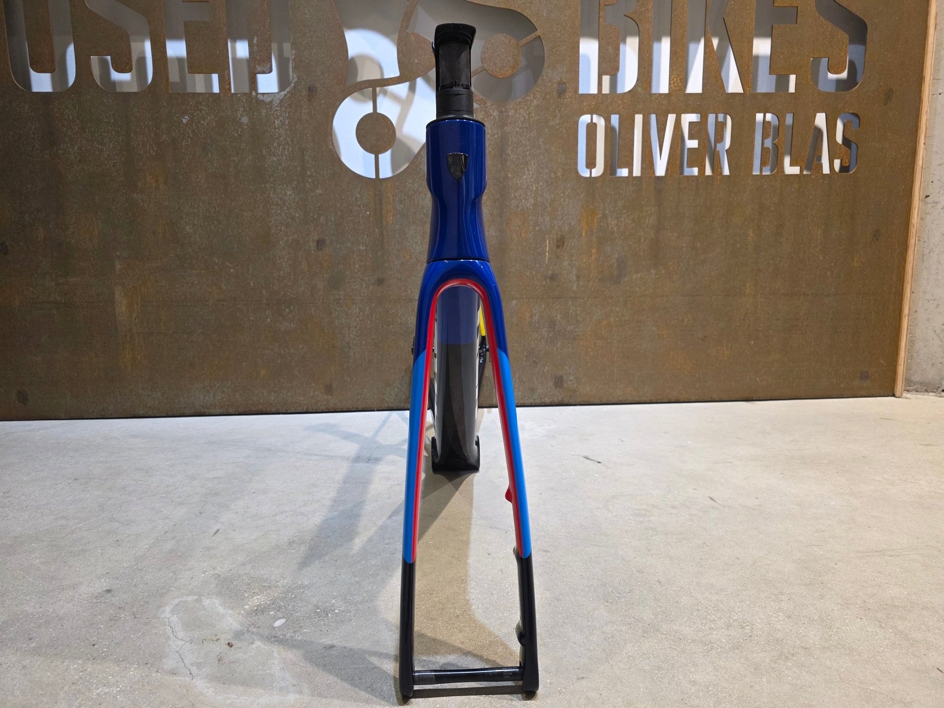 Rennradrahmen von Trek, TREK MADONE SLR 9 AXS GEN 8 RAHMENSET / DISC / TEAM REPLICA / M in variant_title vor USEDBIKES - OB.DE Hintergrund