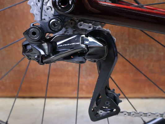 Rennrad von Trek, TREK – MADONE SLR 9 GEN 8 / DURA - ACE DI2 / CARBON RED SMOKE / M vor USEDBIKES - OB.DE Hintergrund