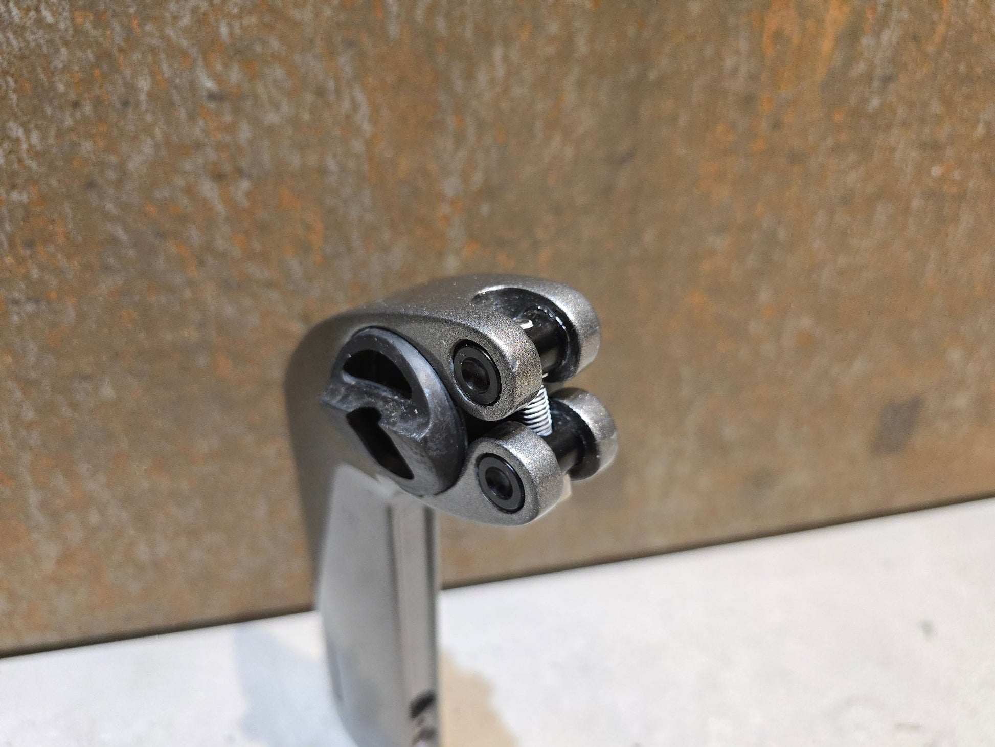 Sattelstütze von Bontrager, TREK MADONE SLR GEN 6 CARBON SITZTURMAUFSATZ SATTELSTÜTZE 160MM / SB 25MM in variant_title vor USEDBIKES - OB.DE Hintergrund