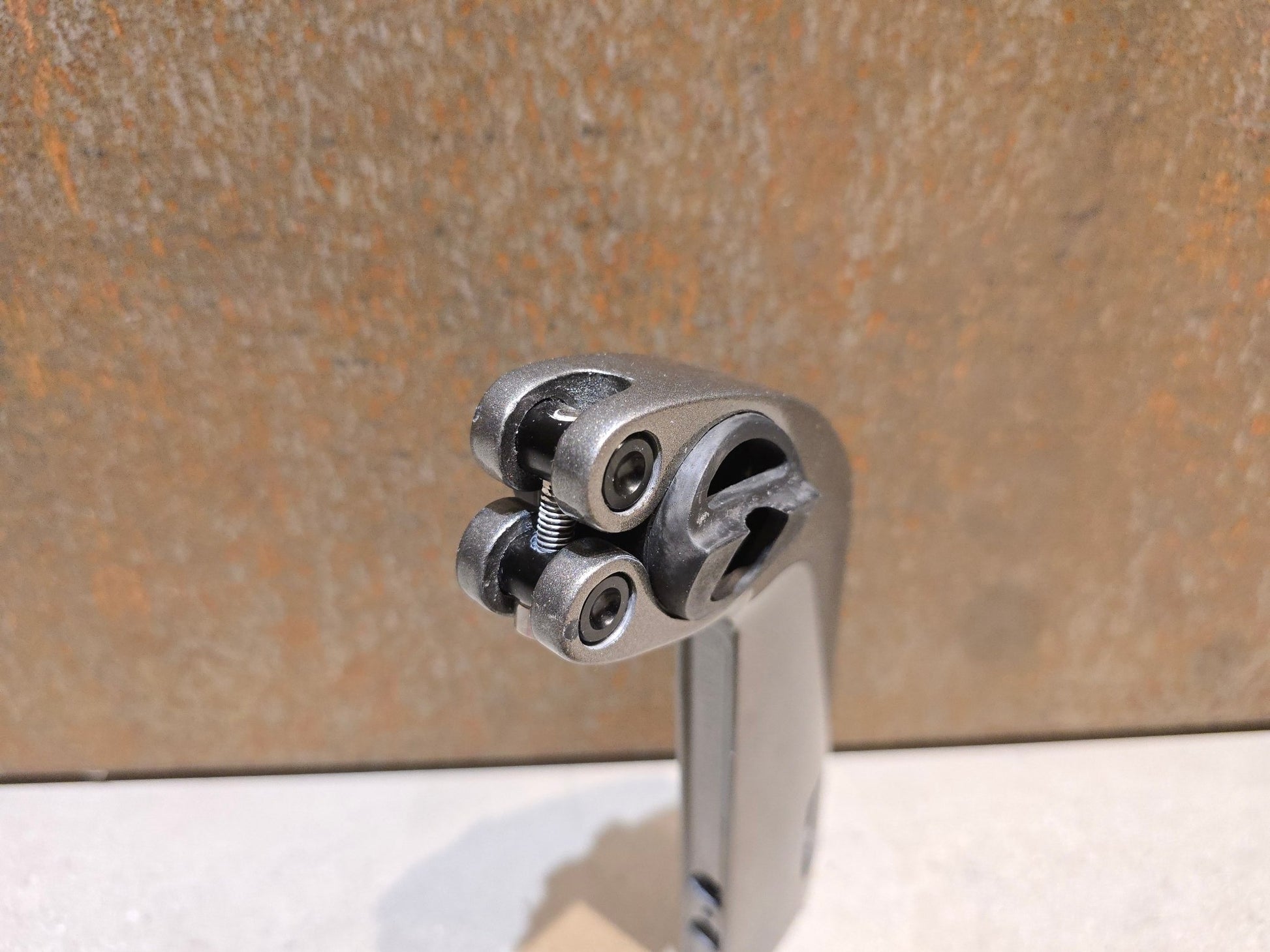 Sattelstütze von Bontrager, TREK MADONE SLR GEN 6 CARBON SITZTURMAUFSATZ SATTELSTÜTZE 160MM / SB 25MM in variant_title vor USEDBIKES - OB.DE Hintergrund