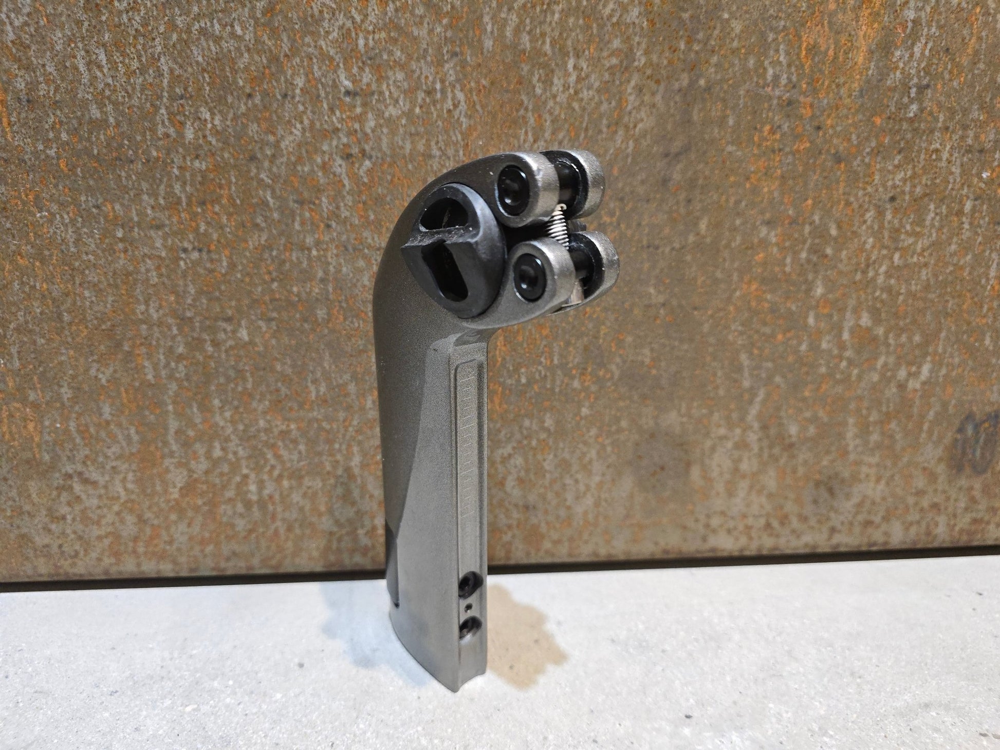 Sattelstütze von Bontrager, TREK MADONE SLR GEN 6 CARBON SITZTURMAUFSATZ SATTELSTÜTZE 160MM / SB 25MM in variant_title vor USEDBIKES - OB.DE Hintergrund