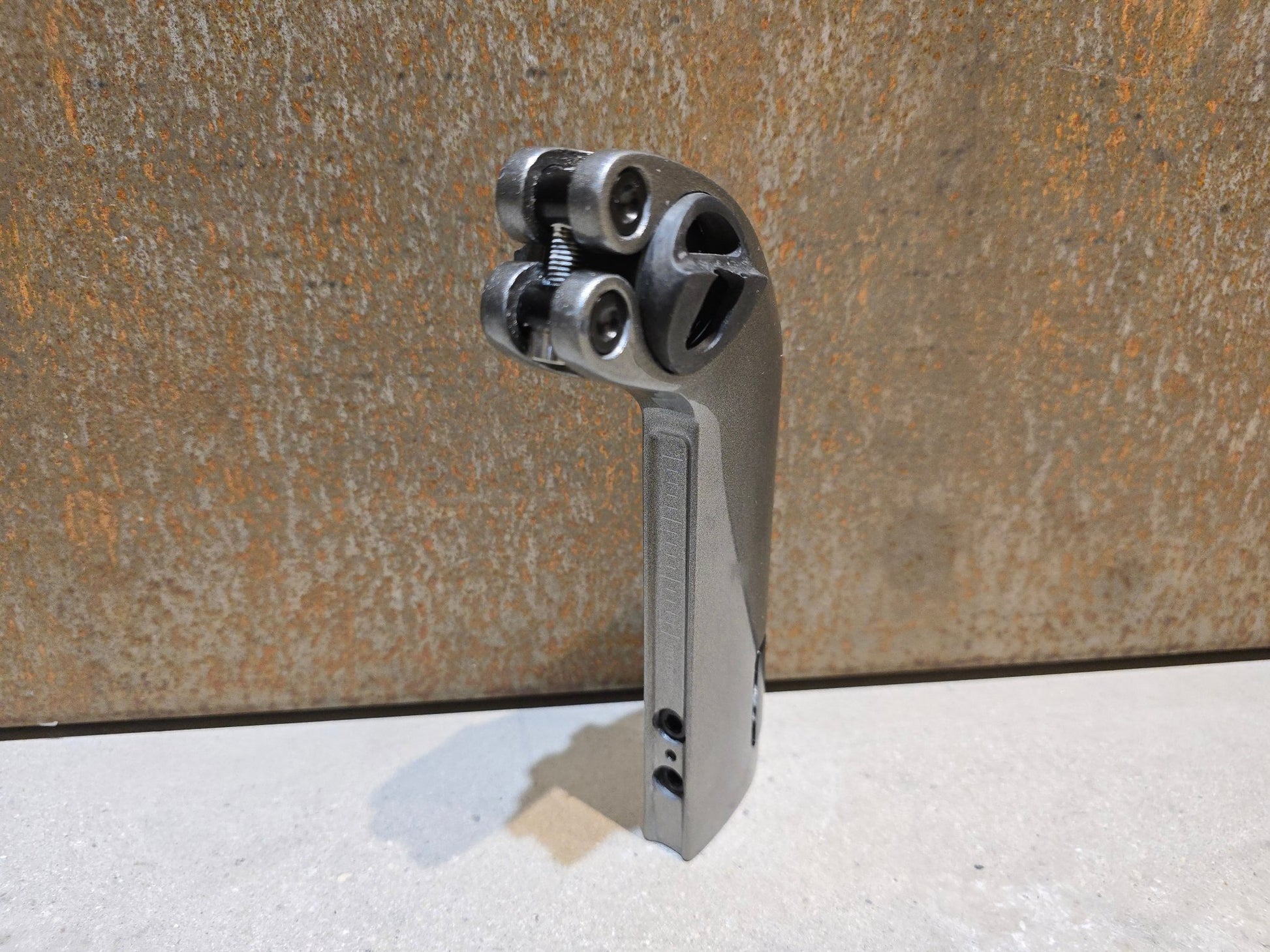 Sattelstütze von Bontrager, TREK MADONE SLR GEN 6 CARBON SITZTURMAUFSATZ SATTELSTÜTZE 160MM / SB 25MM in variant_title vor USEDBIKES - OB.DE Hintergrund