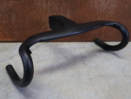 Lenker von Trek, TREK MADONE SLR GEN 7 BARSTEM PRO TEAM AERO COCKPIT – 370/400 × 120 MM vor USEDBIKES - OB.DE Hintergrund