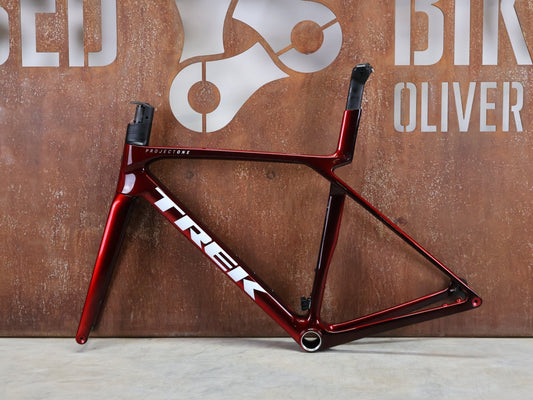 Rennradrahmen von Trek, TREK MADONE SLR GEN 8 RAHMENSET / DISC / CARBON RED SMOKE / M vor USEDBIKES - OB.DE Hintergrund