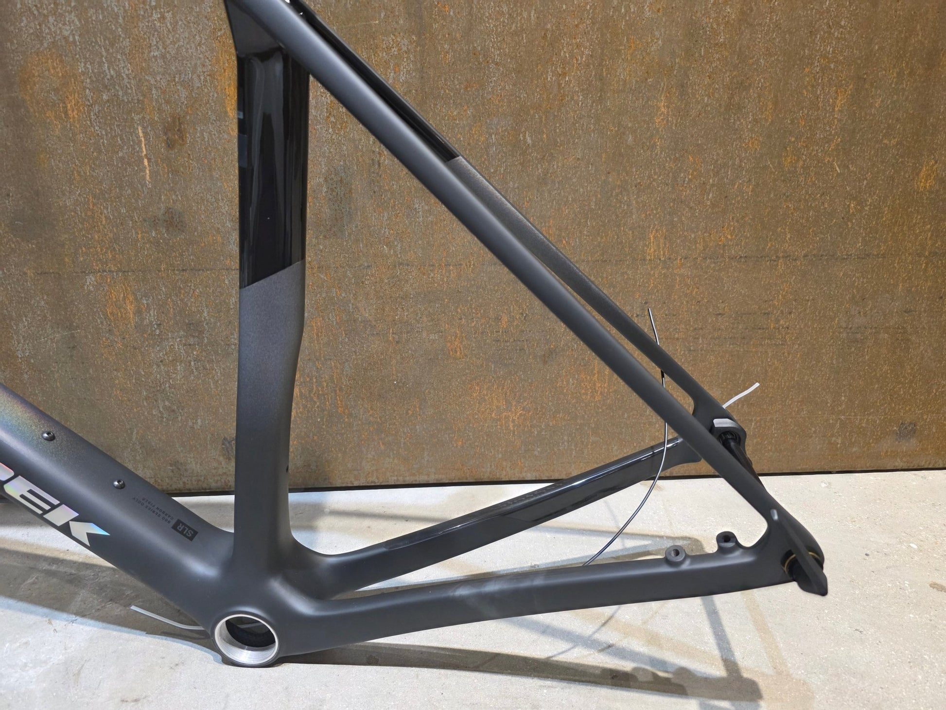 Rennradrahmen von Trek, TREK MADONE SLR GEN 8 RAHMENSET / DISC / CARBON SMOKE / L vor USEDBIKES - OB.DE Hintergrund