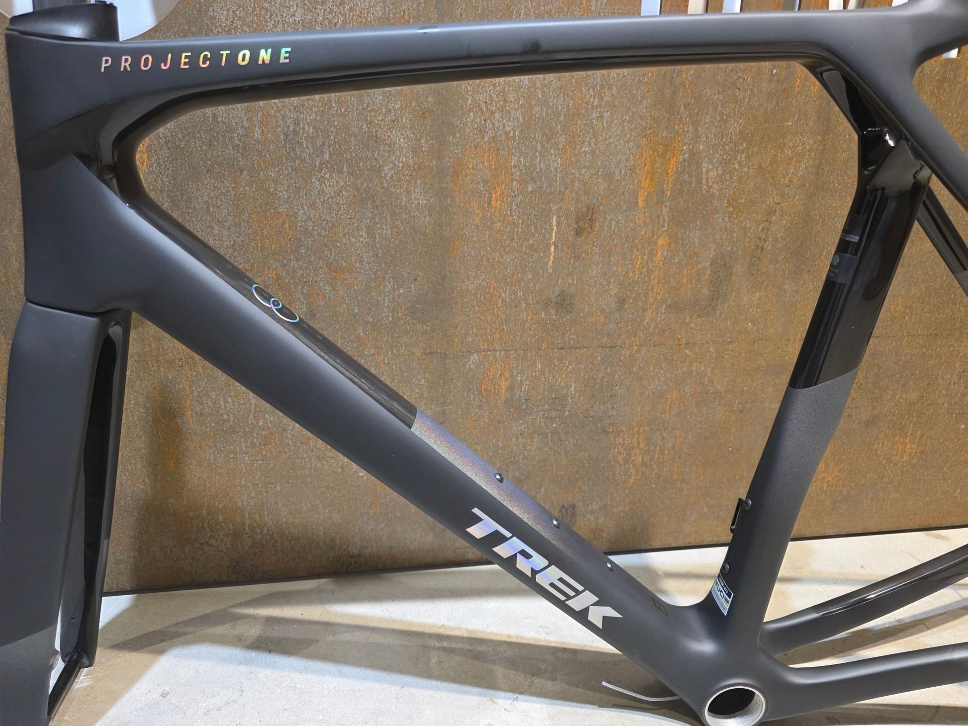 Rennradrahmen von Trek, TREK MADONE SLR GEN 8 RAHMENSET / DISC / CARBON SMOKE / L vor USEDBIKES - OB.DE Hintergrund