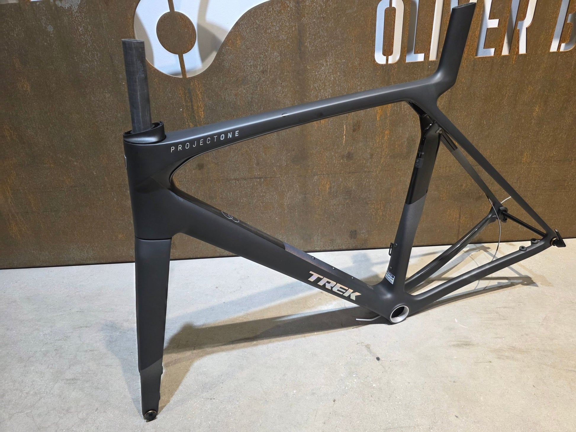 Rennradrahmen von Trek, TREK MADONE SLR GEN 8 RAHMENSET / DISC / CARBON SMOKE / L vor USEDBIKES - OB.DE Hintergrund