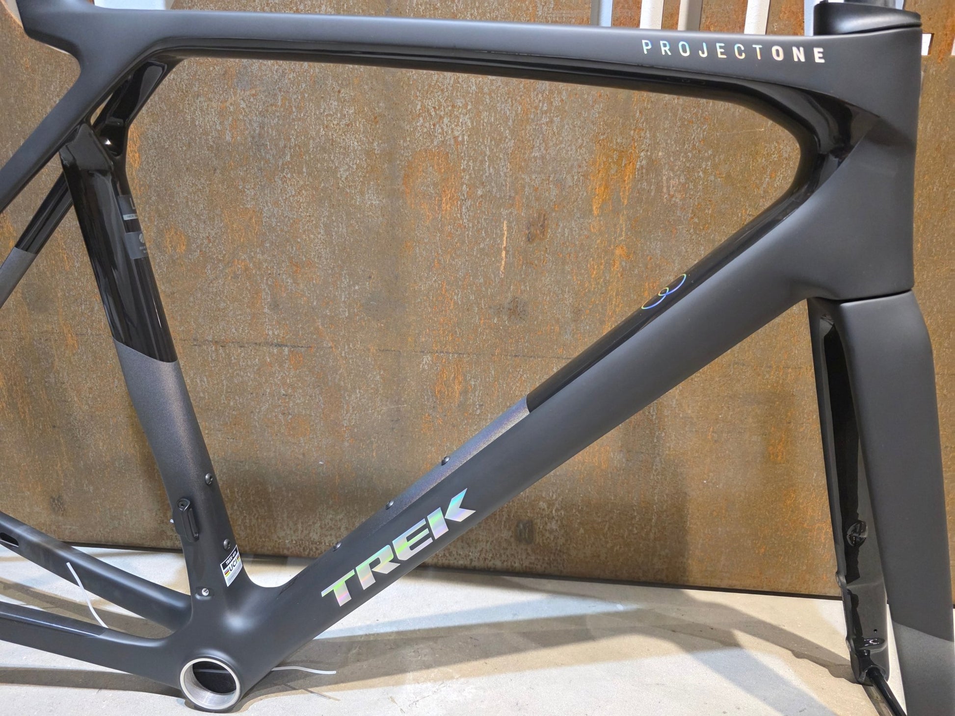 Rennradrahmen von Trek, TREK MADONE SLR GEN 8 RAHMENSET / DISC / CARBON SMOKE / L vor USEDBIKES - OB.DE Hintergrund